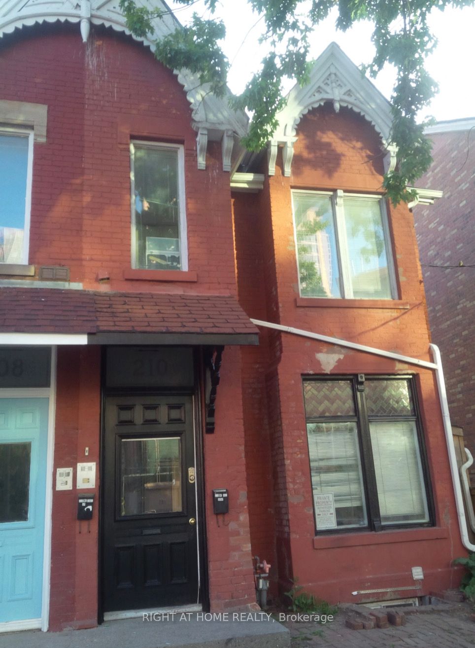 210 Mccaul Street B, Toronto, ON M5T 1W5