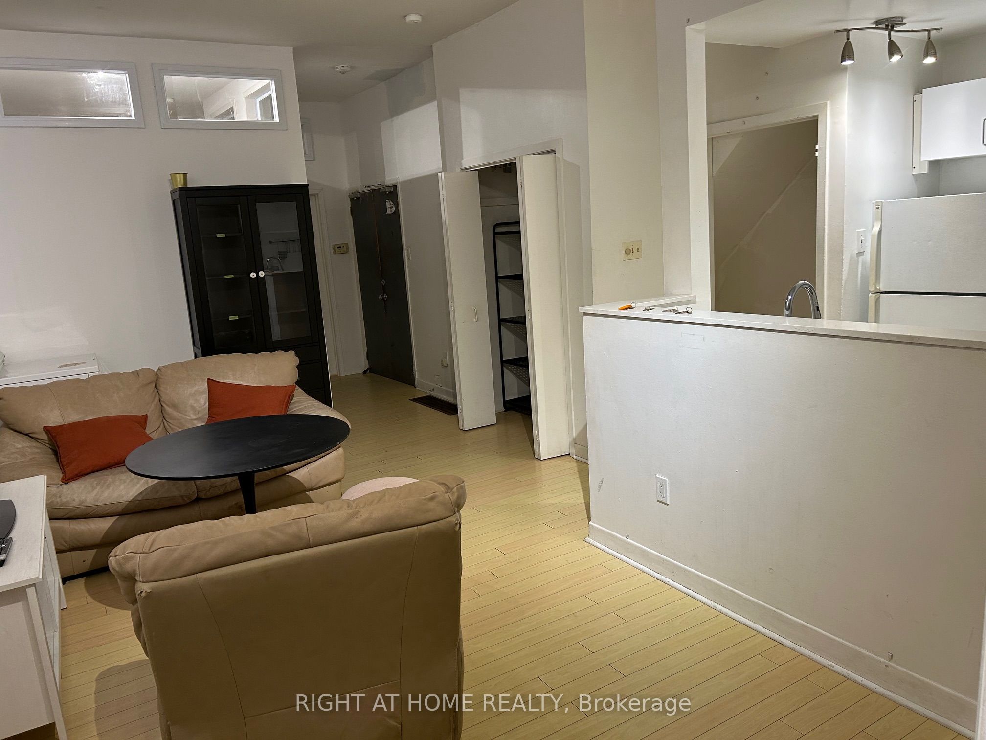 210 Mccaul Street B, Toronto, ON M5T 1W5 photo 3
