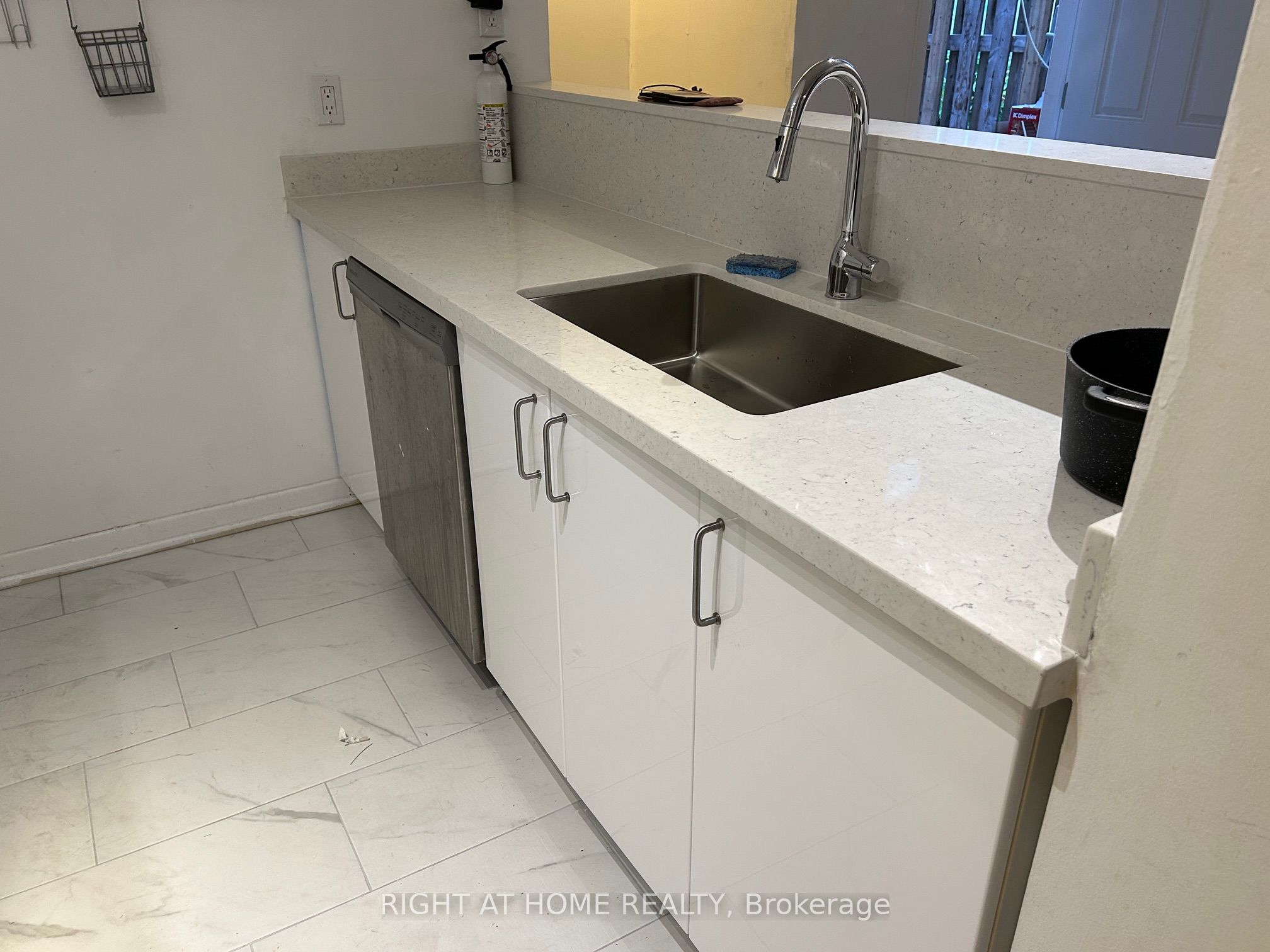 210 Mccaul Street B, Toronto, ON M5T 1W5 photo 5