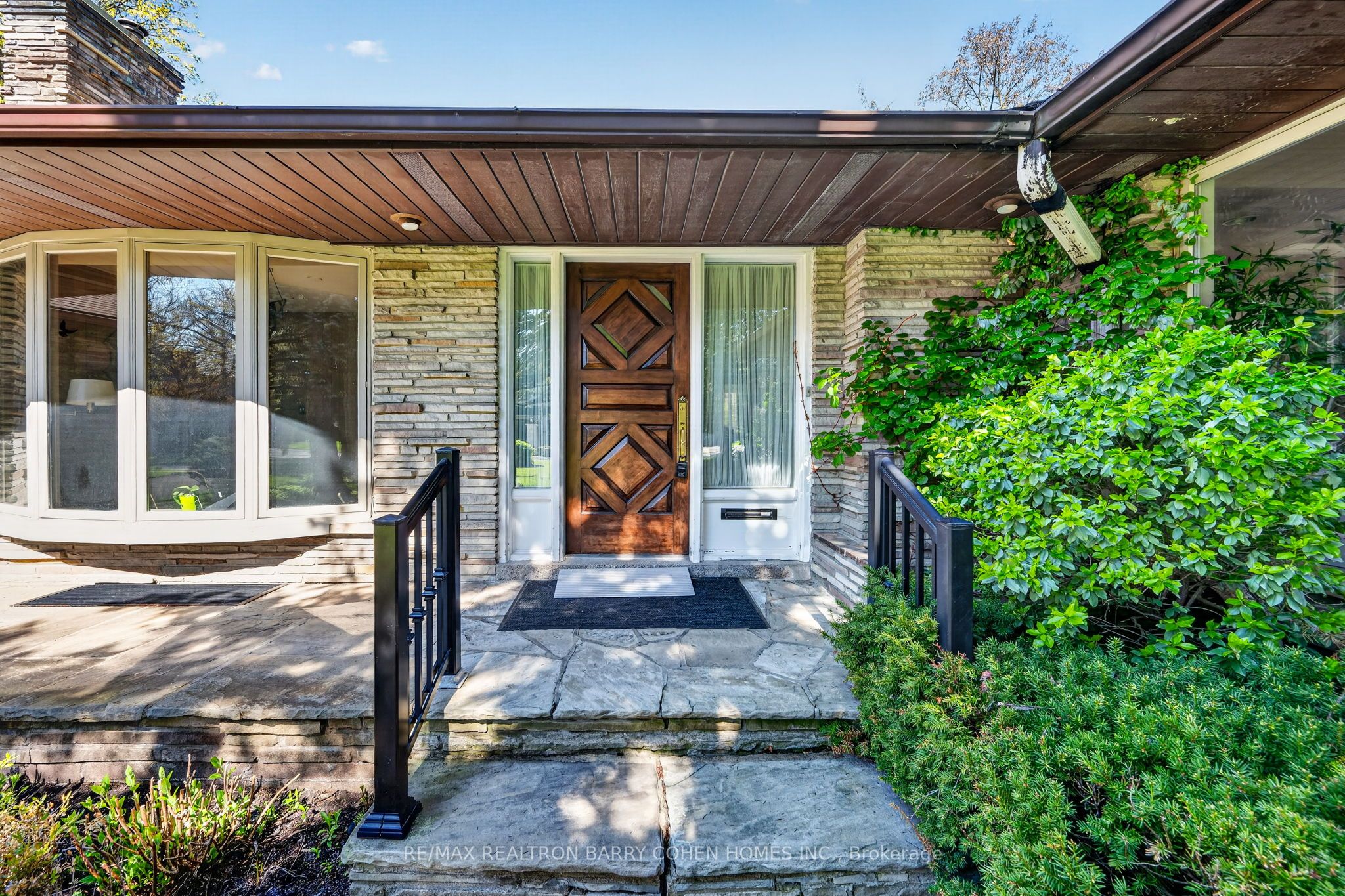 18 Brian Cliff Drive, Toronto, ON M3B 2G2 photo 2