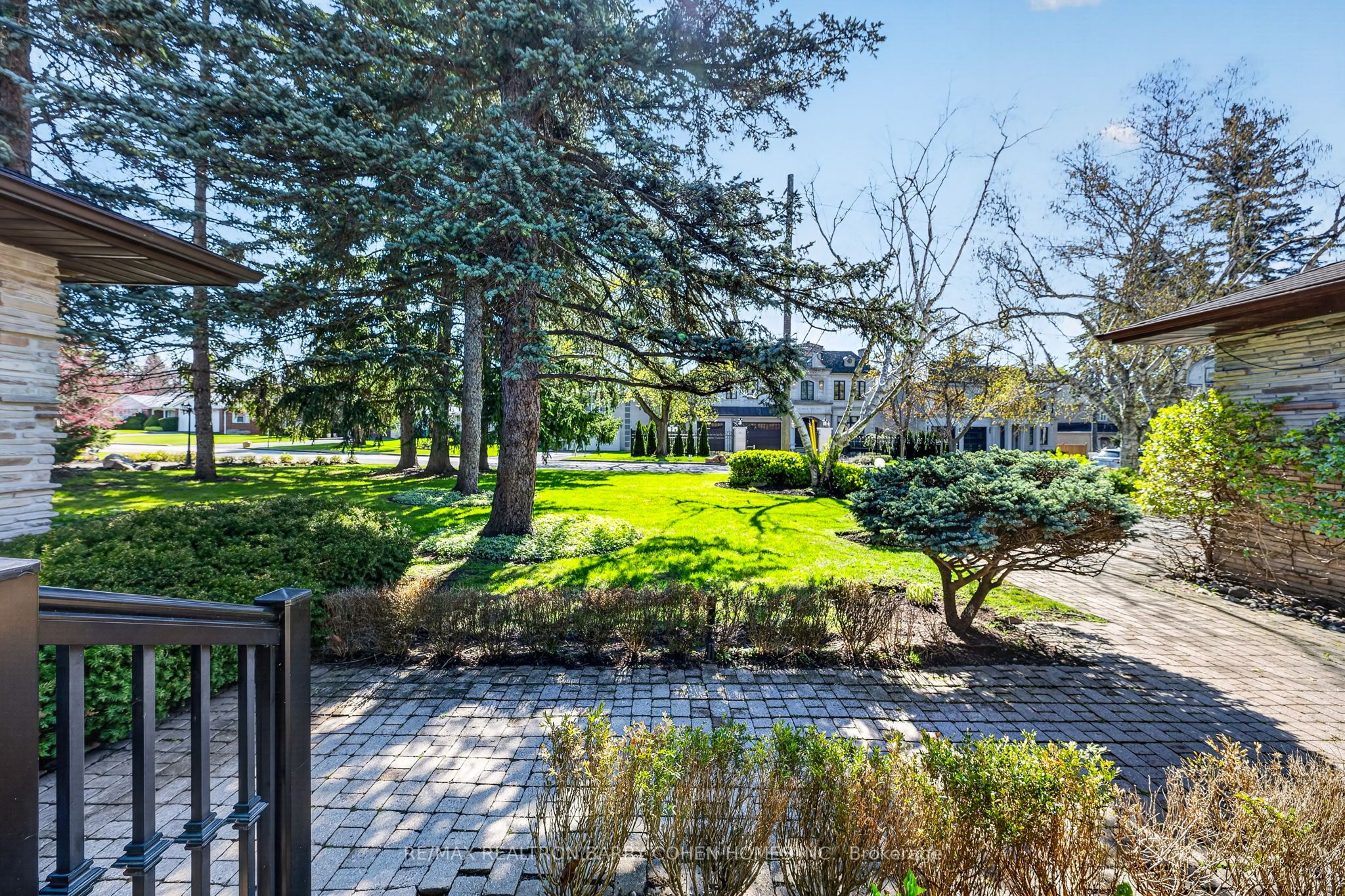 18 Brian Cliff Drive, Toronto, ON M3B 2G2 photo 3