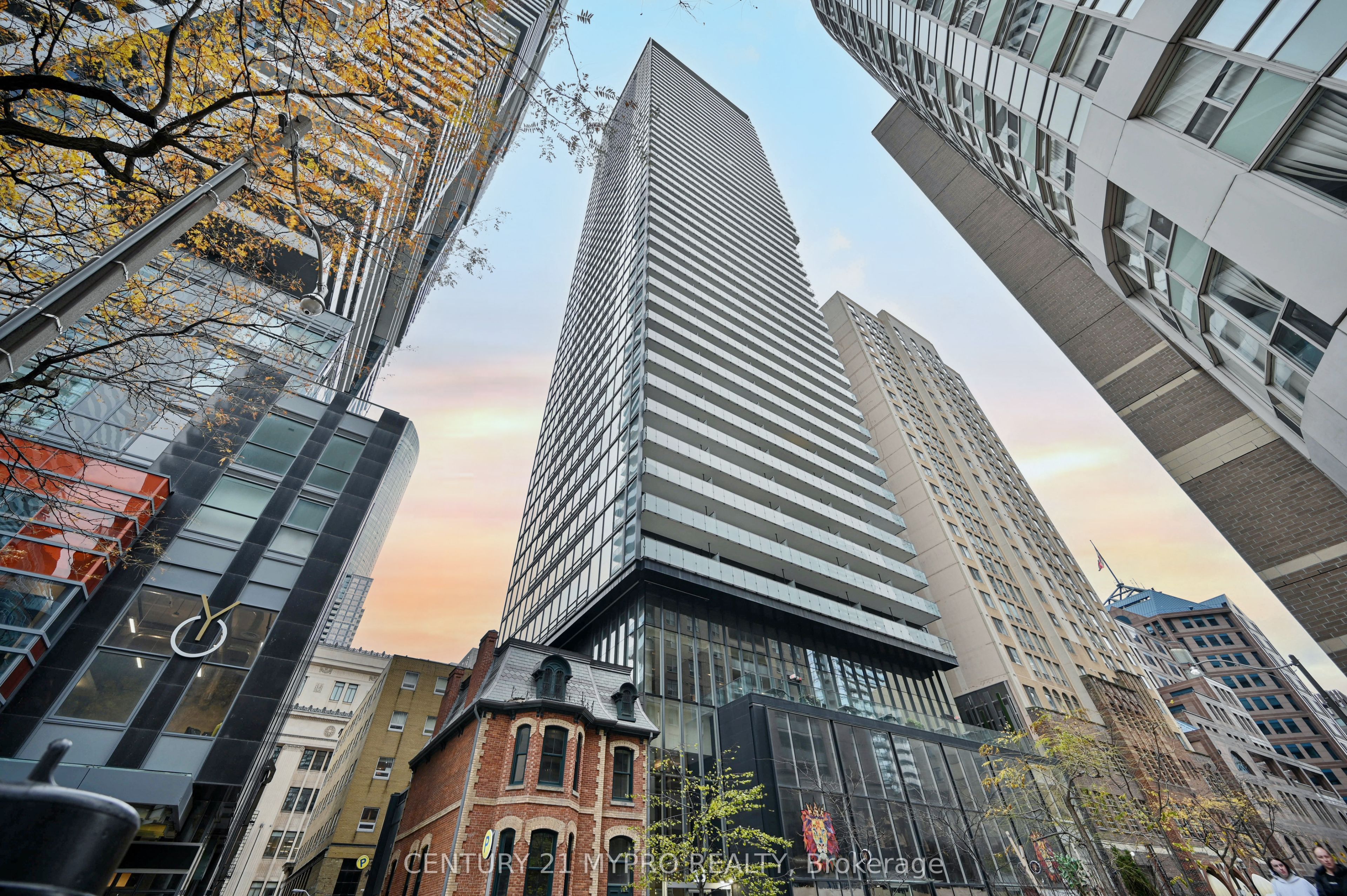 15 Grenville Street 1007, Toronto, ON M4Y 0B9