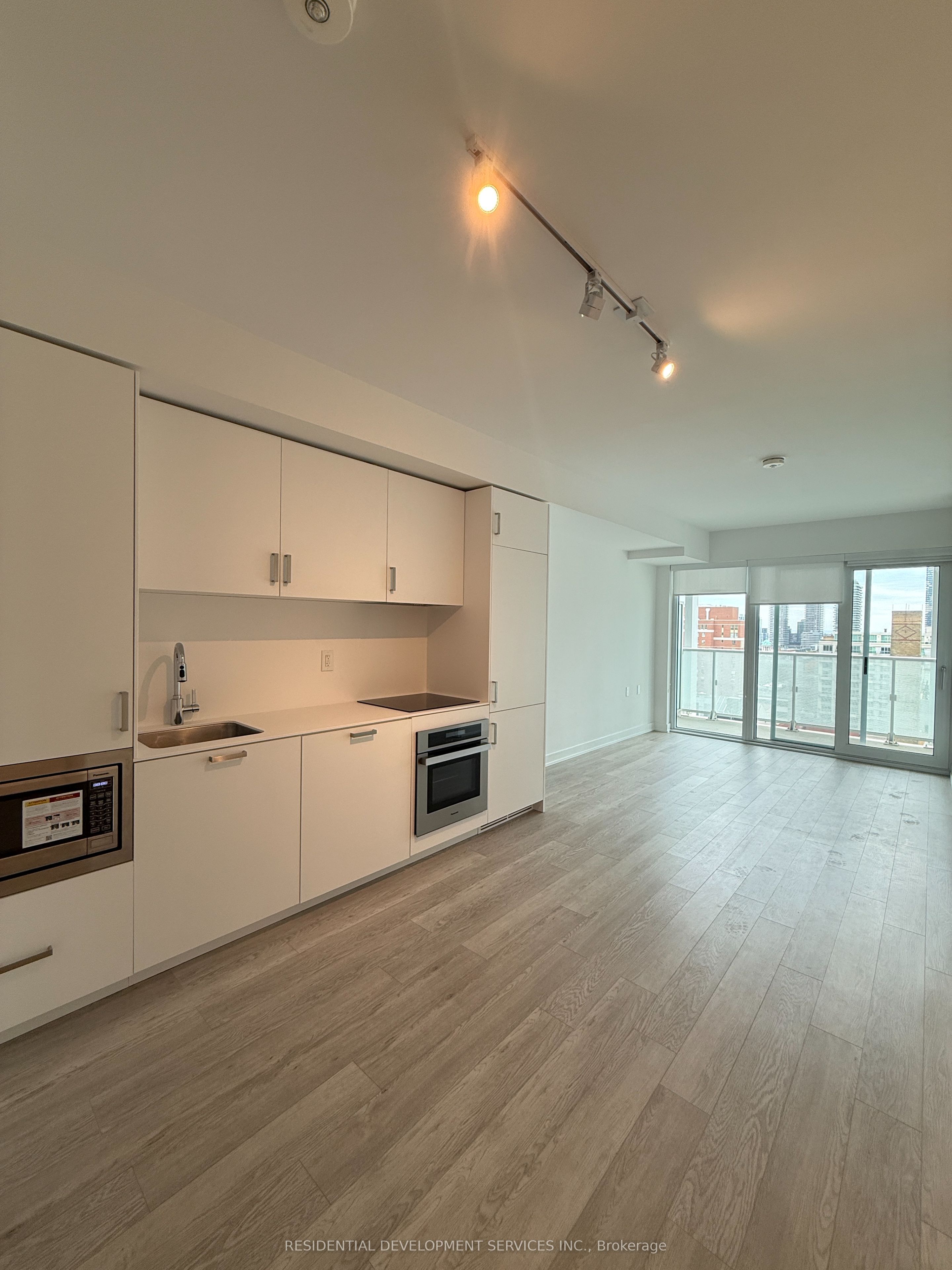 88 Queen Street 1007, Toronto, ON M5C 0B6 photo 2