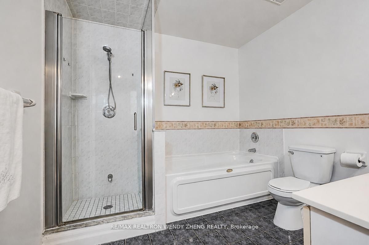 28 Sommerset Way 1517, Toronto, ON M2N 6W7