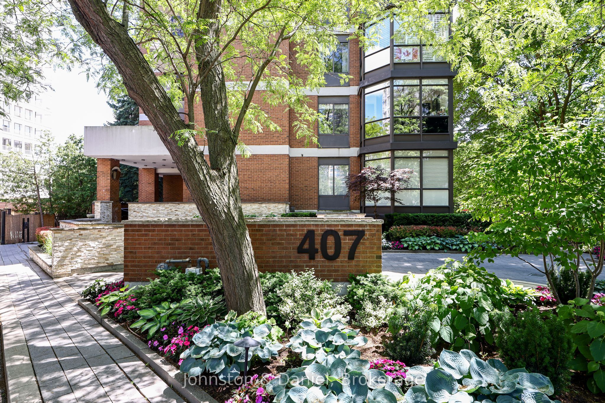 407 Walmer Road 401, Toronto, ON M5R 3N2