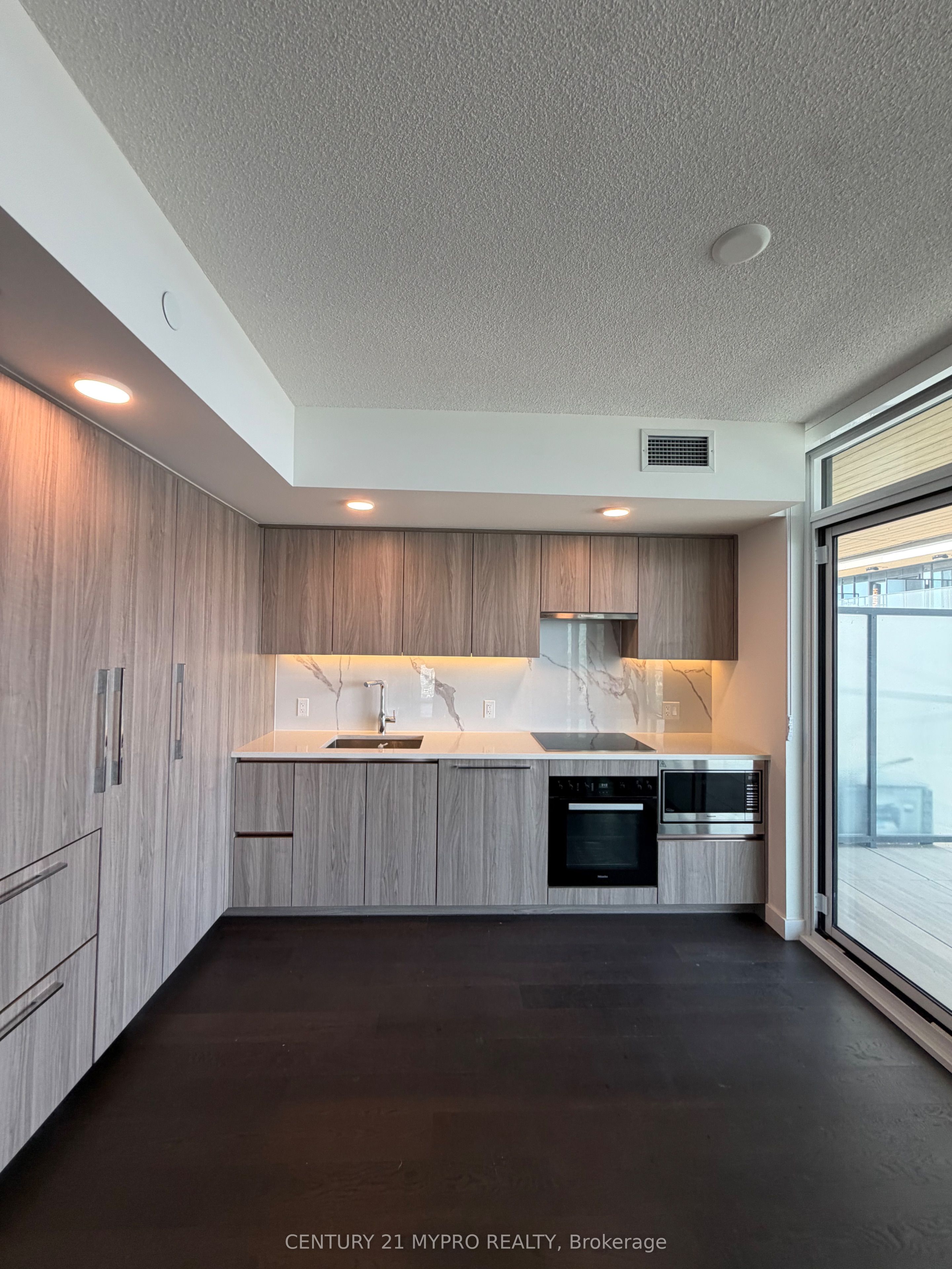 1 Concord Cityplace Way 6208, Toronto, ON M5V 0X3 photo 3
