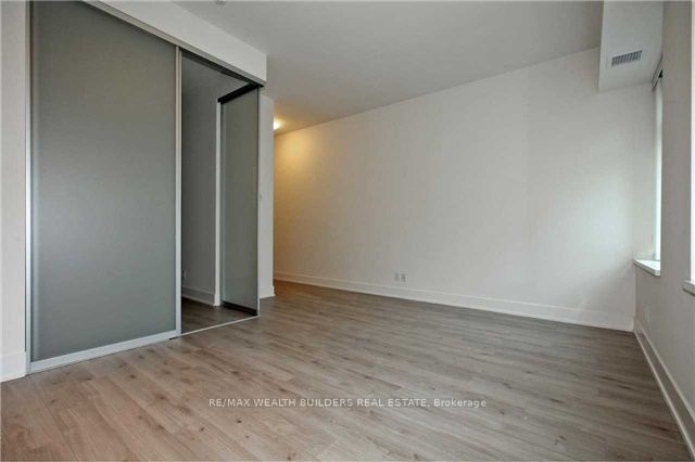 111 St Clair Avenue W 328, Toronto, ON M4V 1N5 photo 3