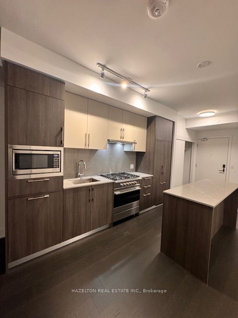8 Manor Road W 409, Toronto, ON M4S 0E6