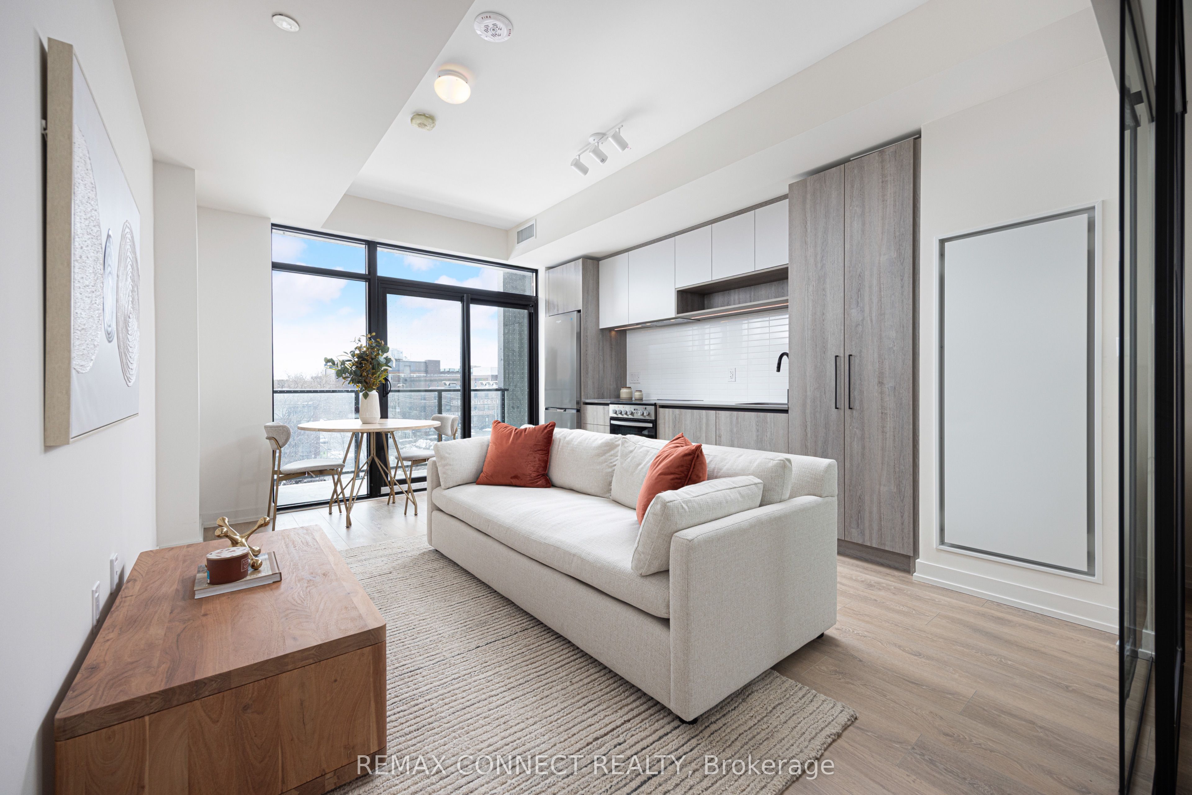 181 Sterling Road 1107, Toronto, ON M6R 2B2 photo 2