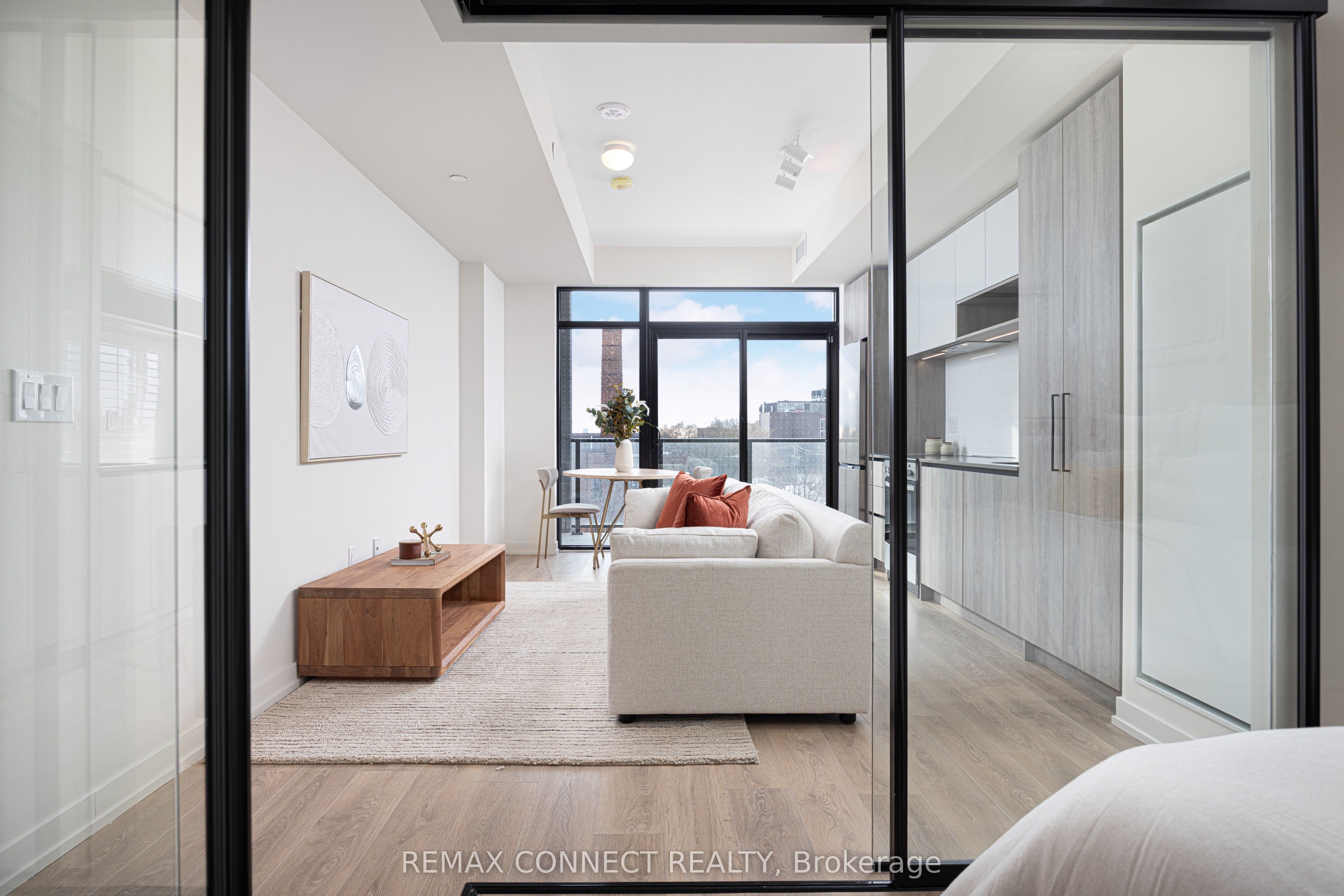 181 Sterling Road 1107, Toronto, ON M6R 2B2 photo 4