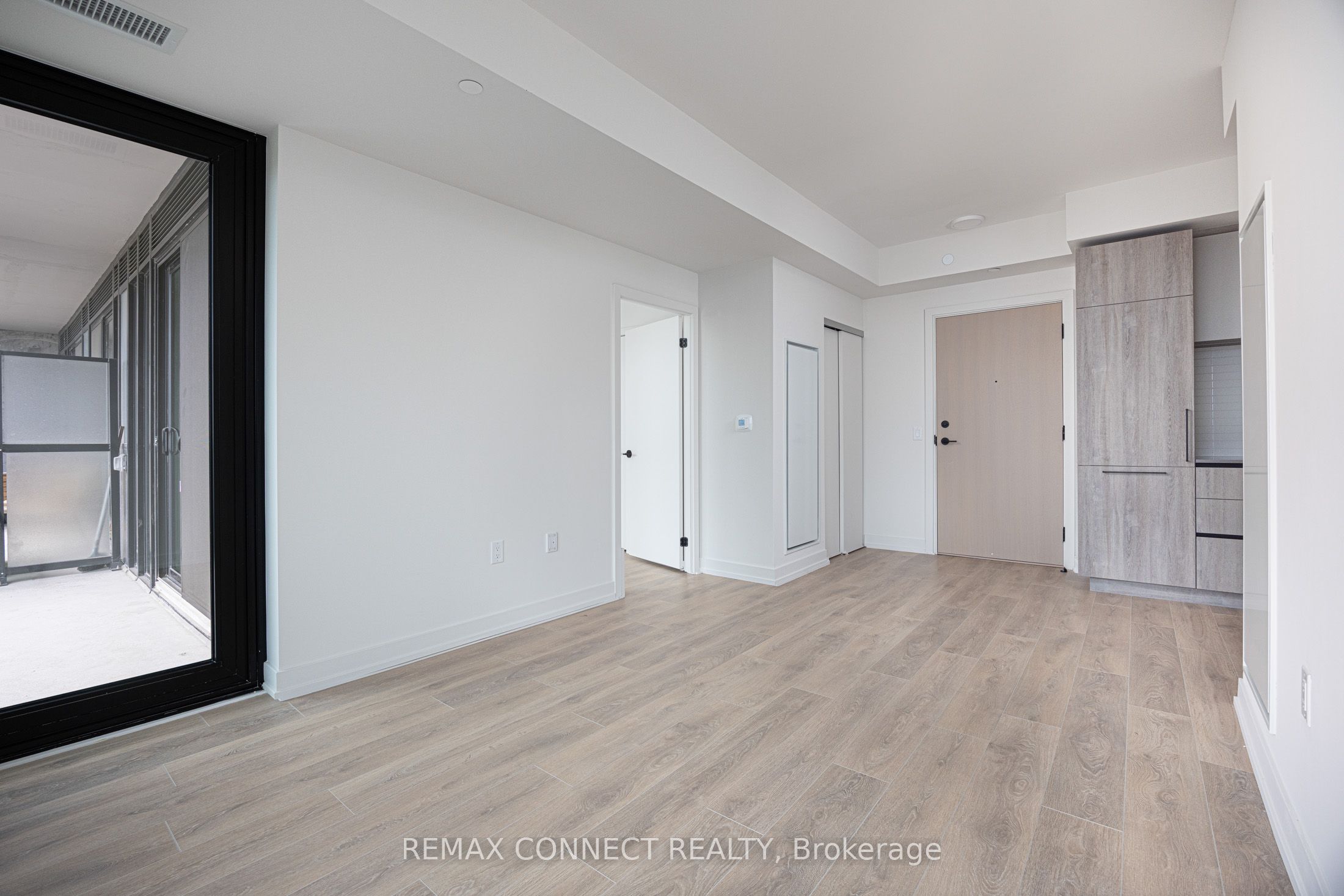 181 Sterling Road 1002, Toronto, ON M6R 2B2 photo 2