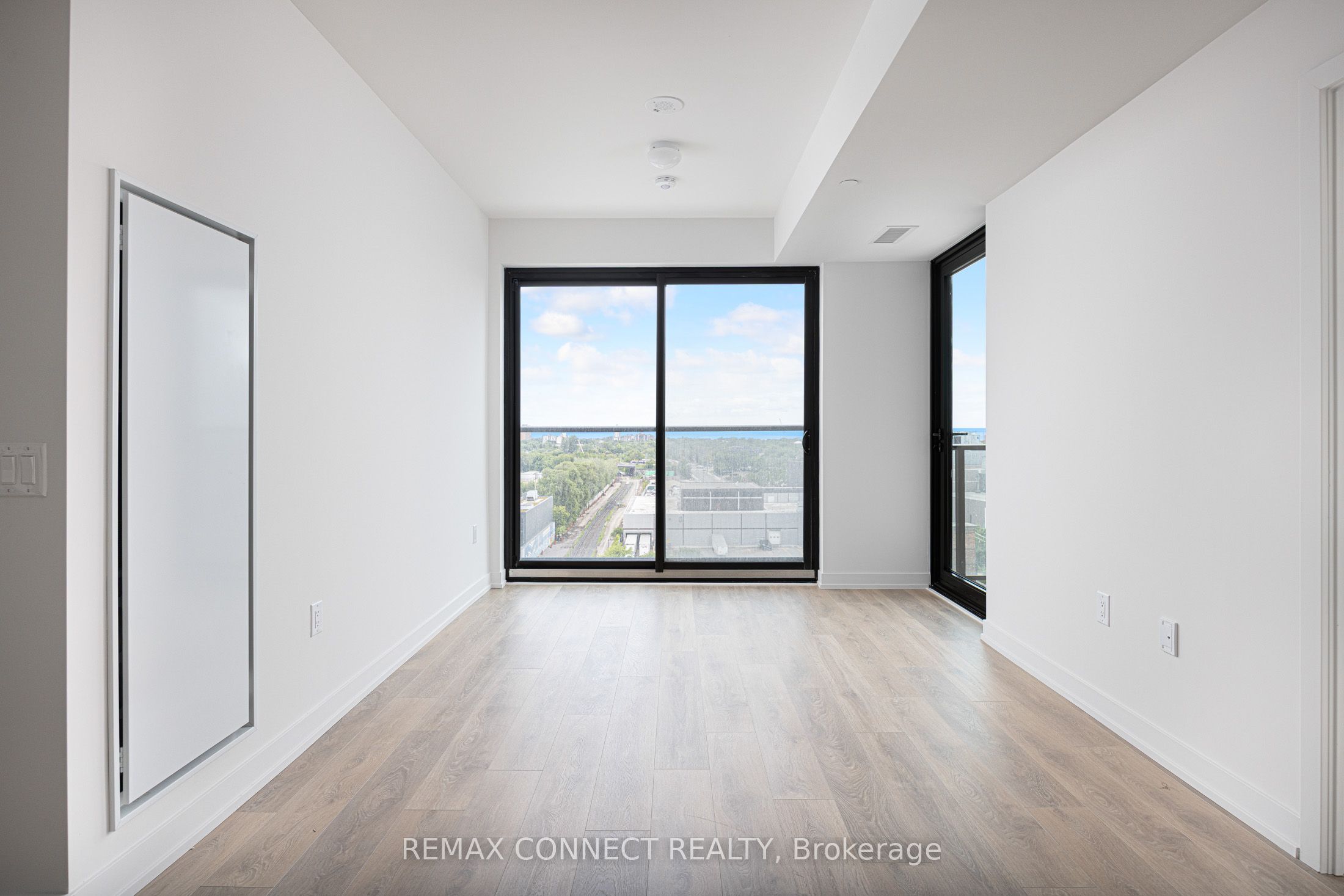 181 Sterling Road 1002, Toronto, ON M6R 2B2 photo 3