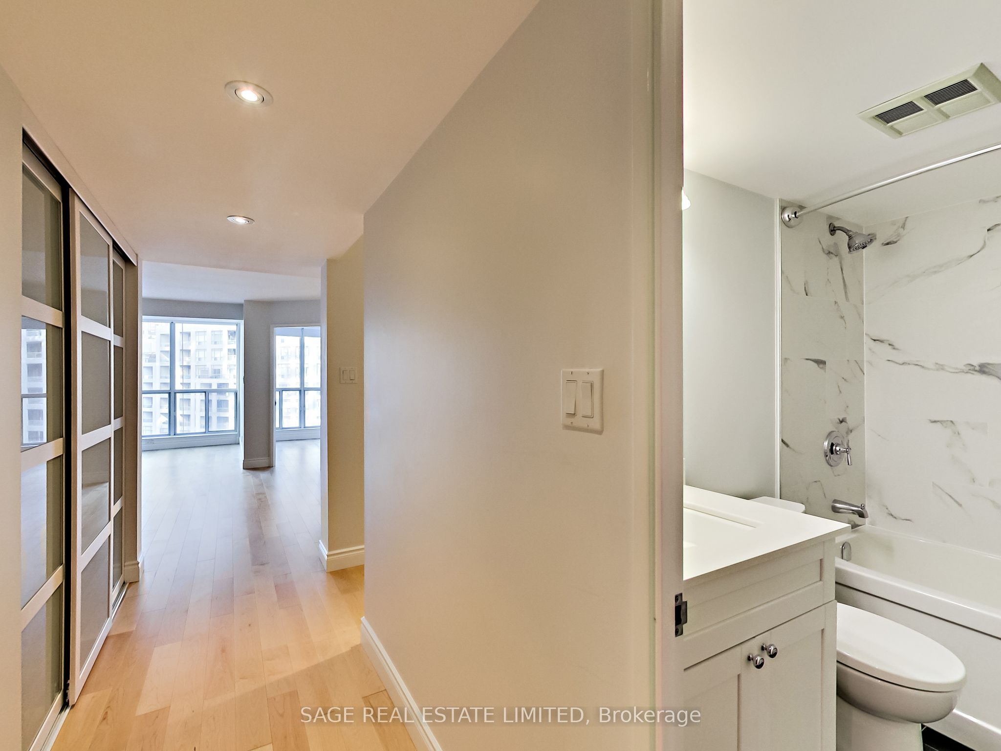 24 Wellesley Street W 714, Toronto, ON M4Y 2X6 photo 2