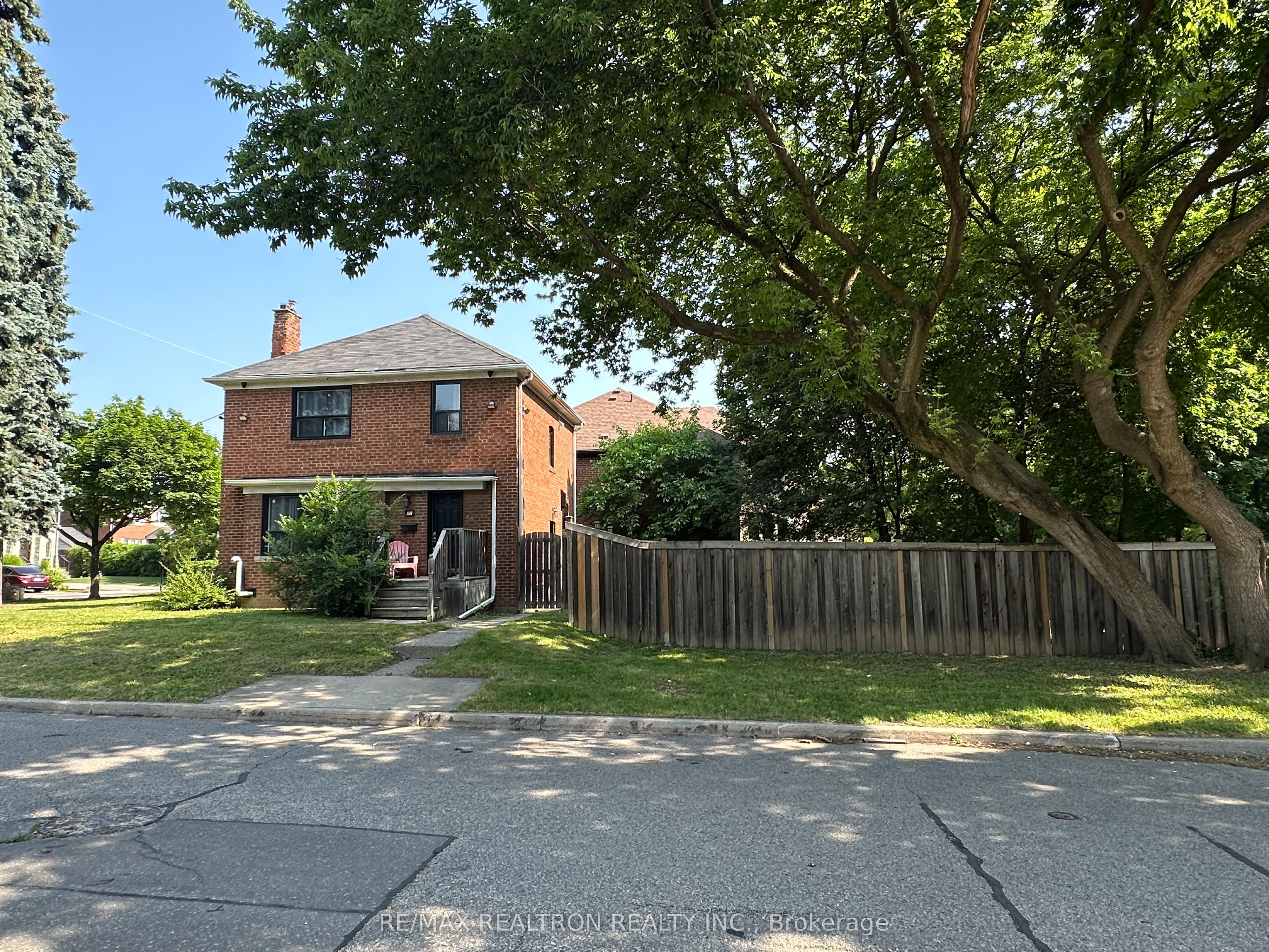 27 Westgate Boulevard, Toronto, ON M3H 1N8 photo 2