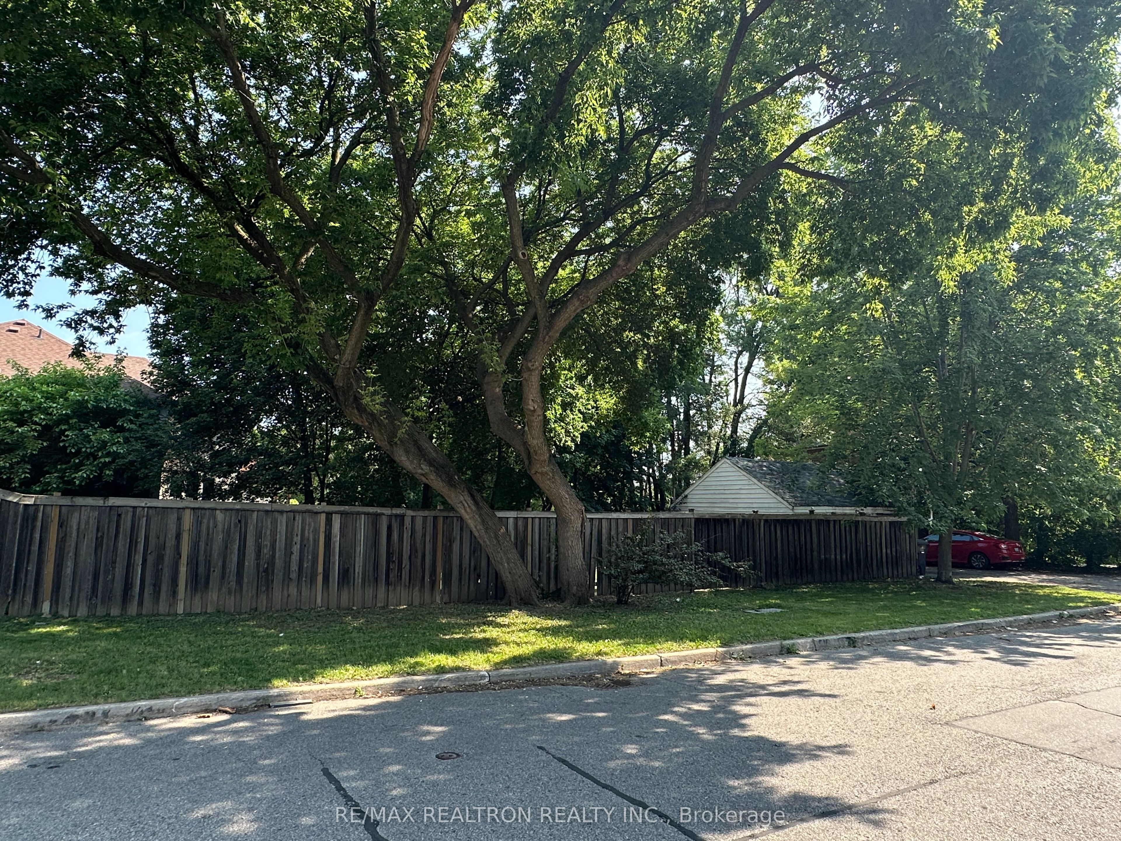 27 Westgate Boulevard, Toronto, ON M3H 1N8 photo 3
