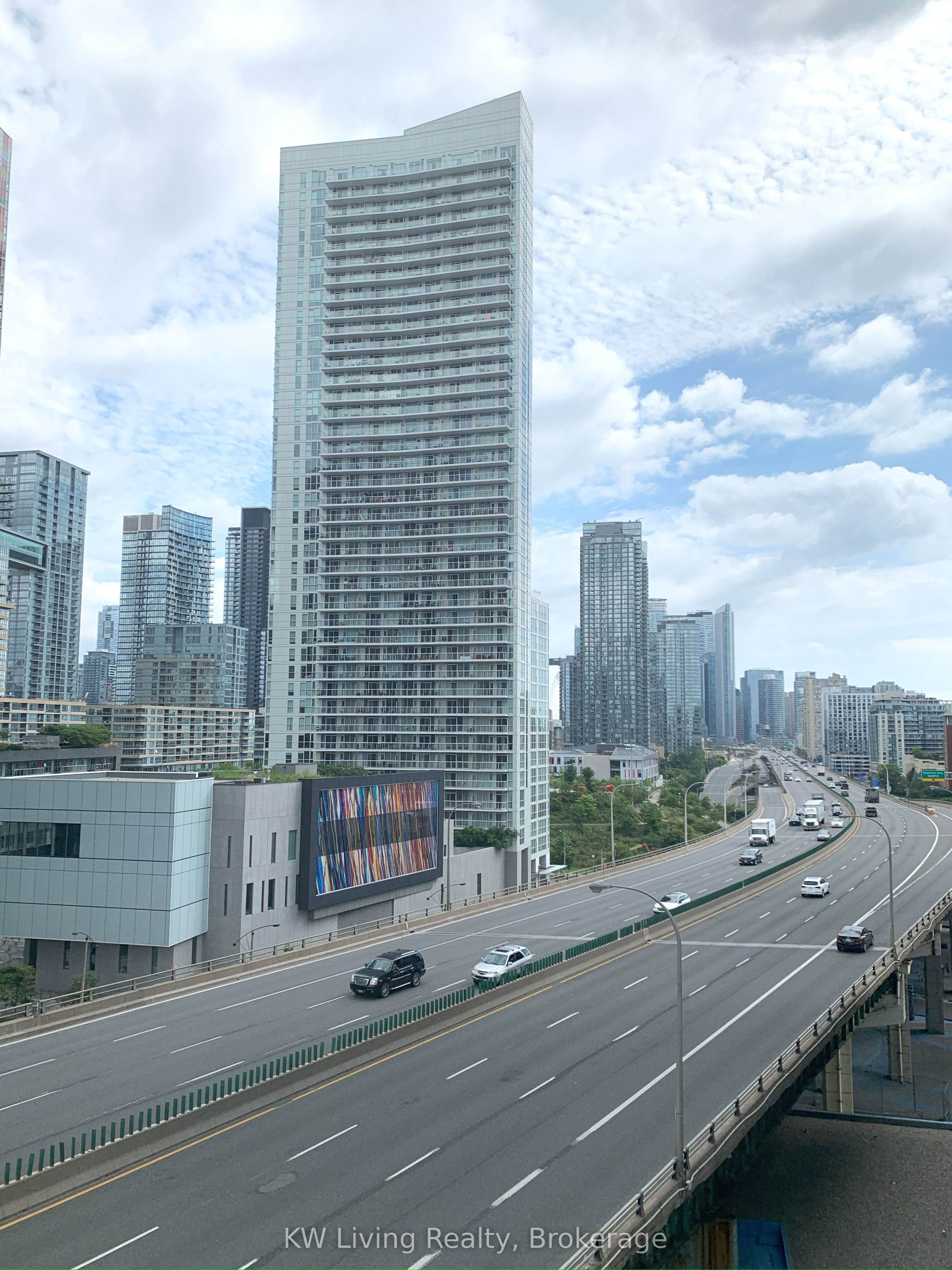 19 Bathurst Street 1006, Toronto, ON M5V 0N2 photo 2