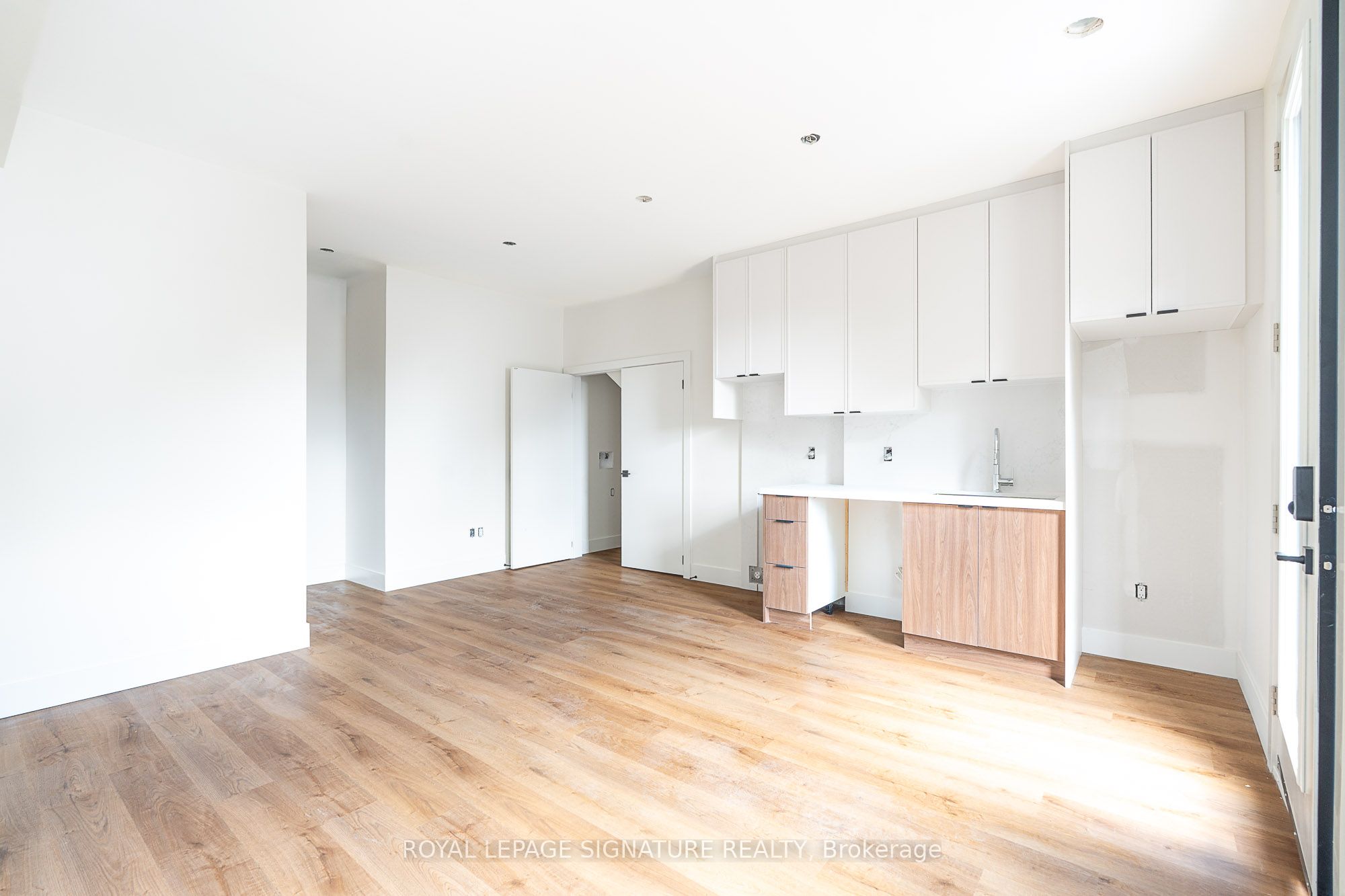 7 Earnscliffe Road #4, Toronto, ON M6E 1J4 photo 2
