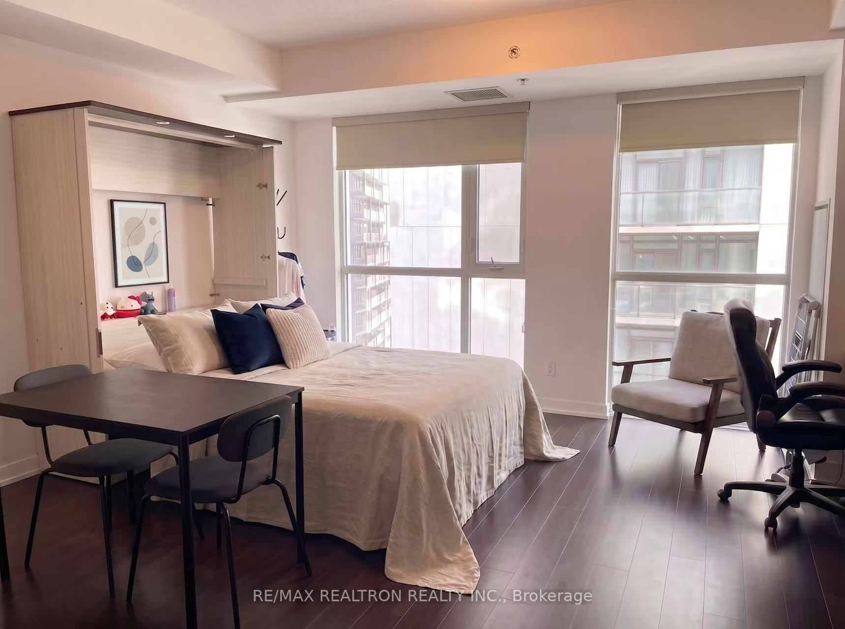 318 Richmond Street 1710, Toronto, ON M5V 0B4
