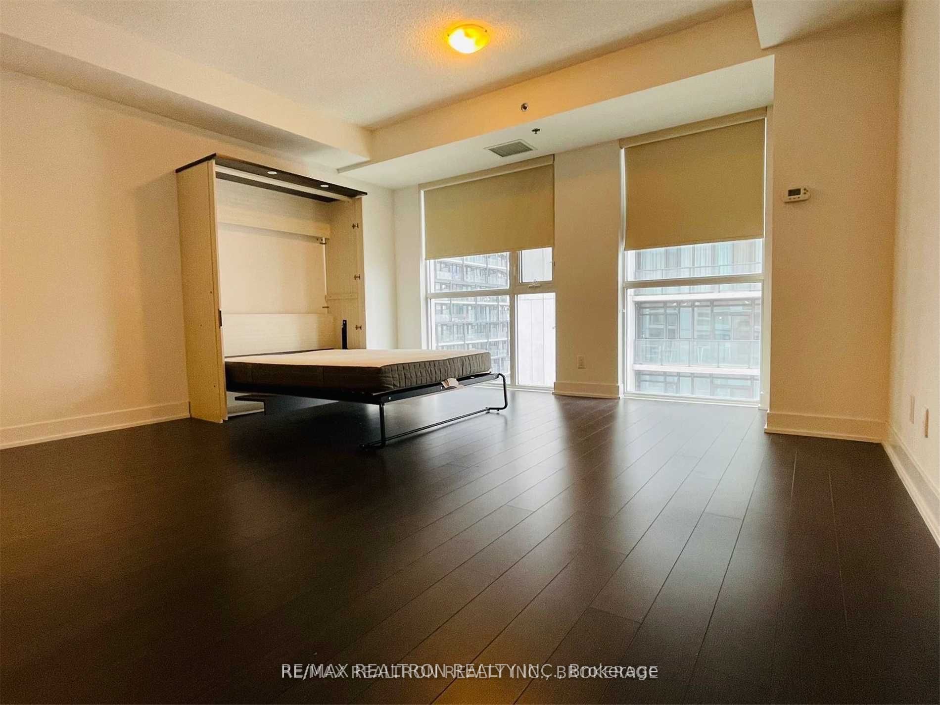 318 Richmond Street 1710, Toronto, ON M5V 0B4 photo 2