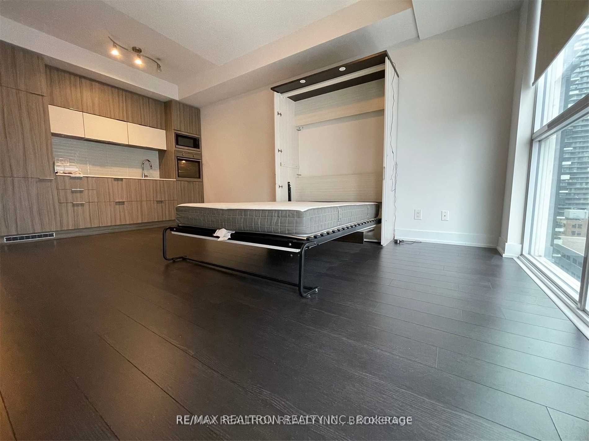 318 Richmond Street 1710, Toronto, ON M5V 0B4 photo 3