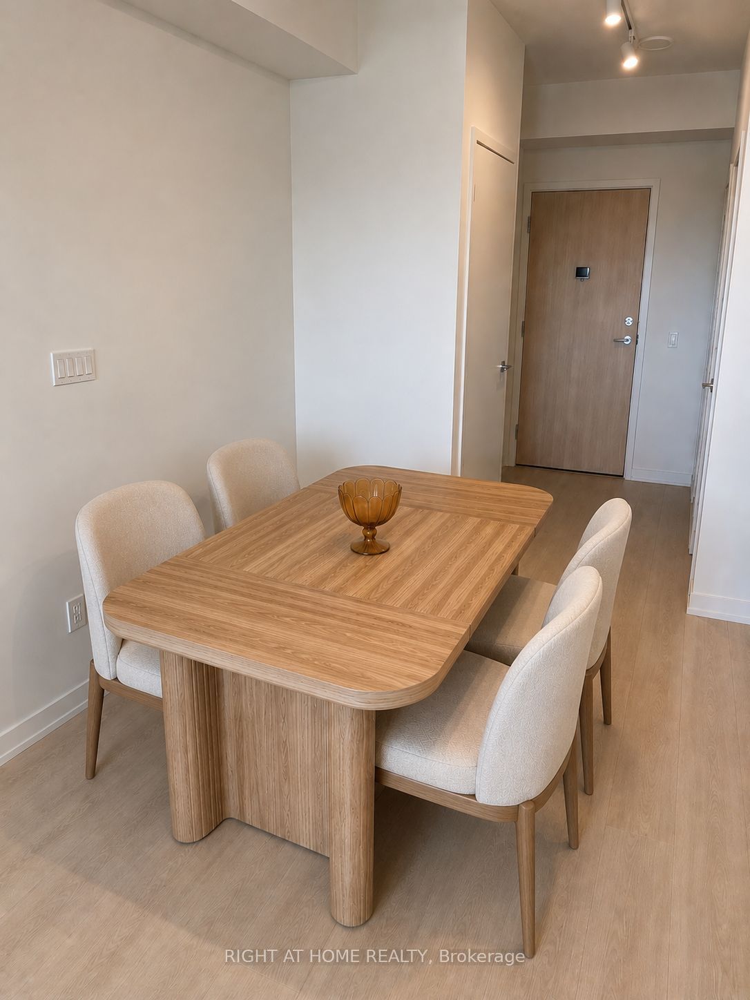 181 Sheppard Avenue E 604, Toronto, ON M2N 3A6 photo 2