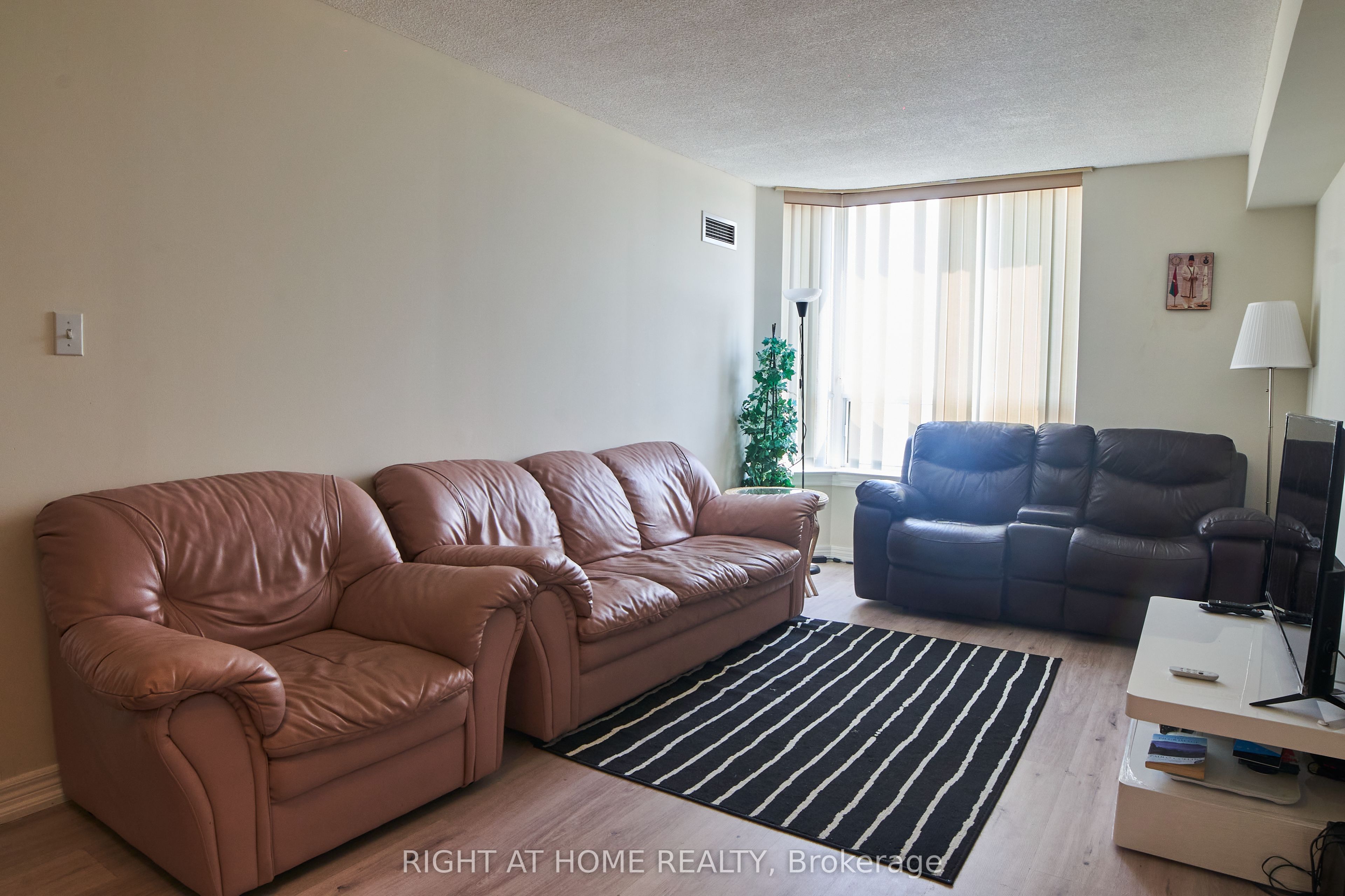 1700 Eglinton Avenue E 609, Toronto, ON M4A 2X4