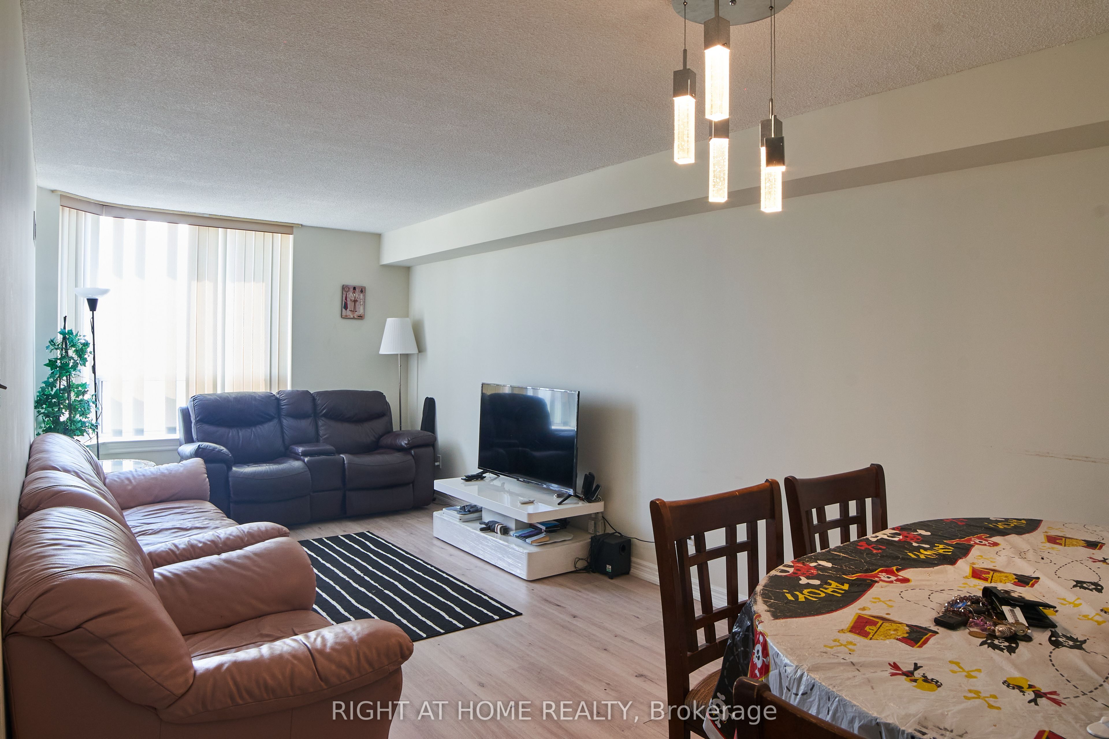 1700 Eglinton Avenue E 609, Toronto, ON M4A 2X4 photo 2