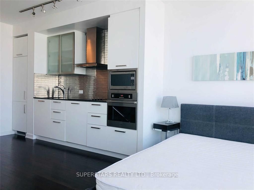 14 York Street 6701, Toronto, ON M5J 2Z2 photo 3