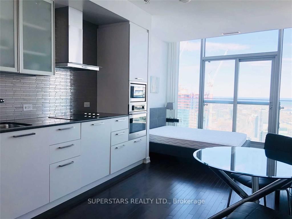 14 York Street 6701, Toronto, ON M5J 2Z2 photo 4
