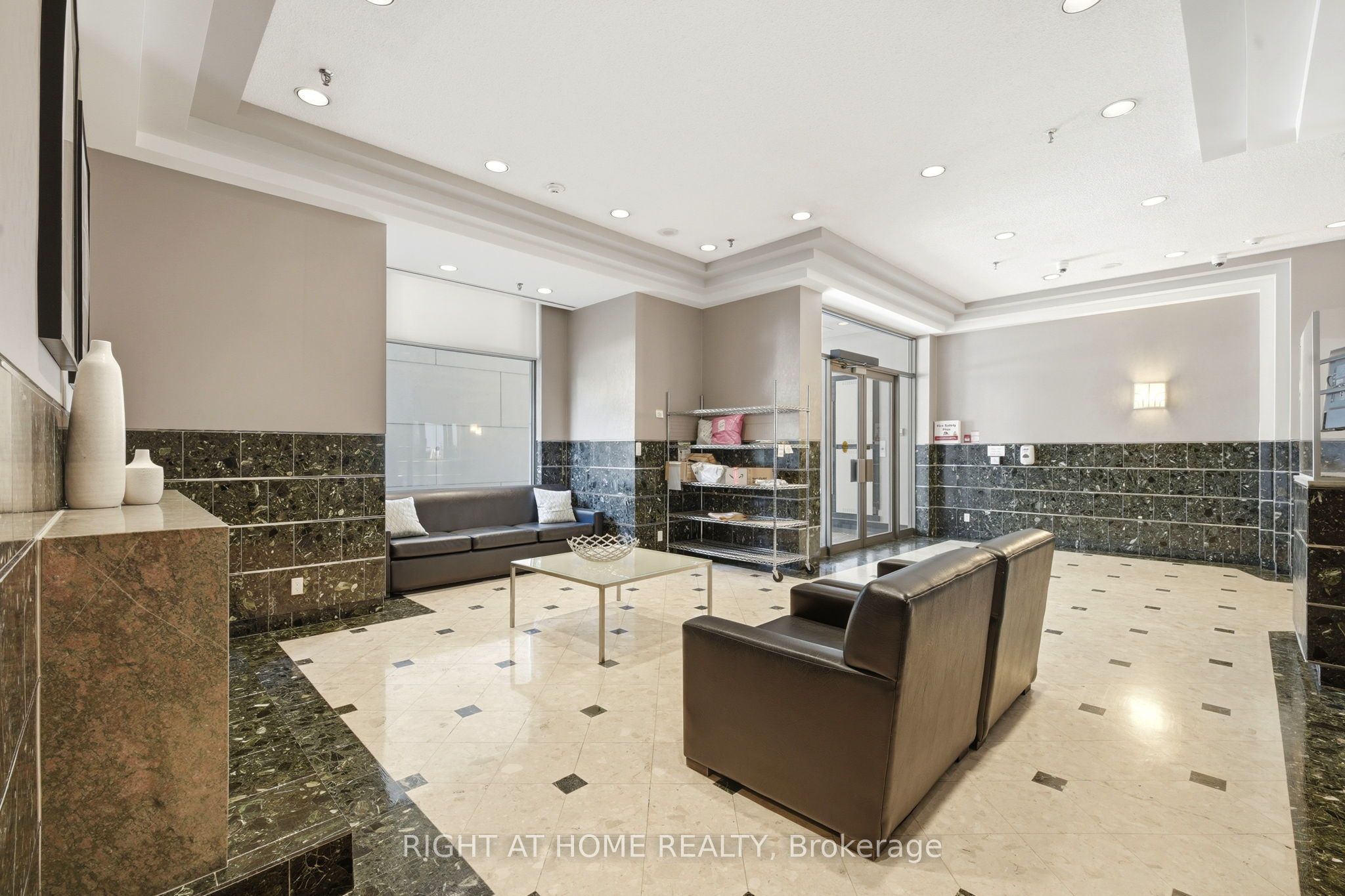 298 Jarvis Street 1602, Toronto, ON M5B 2M4 photo 4