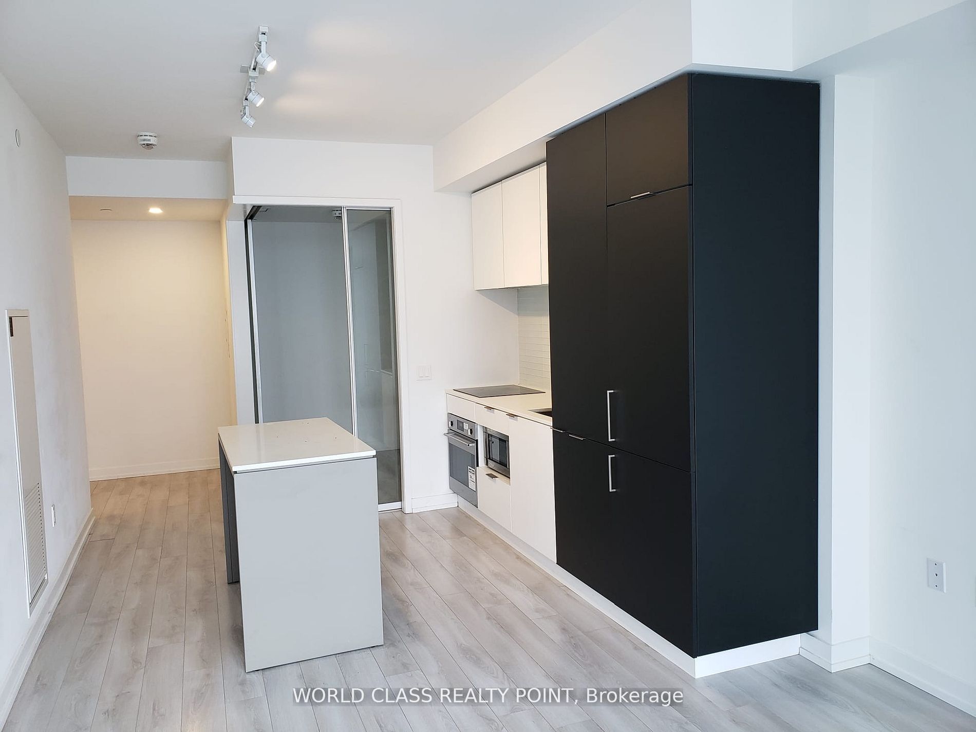 33 Helendale Avenue 1404, Toronto, ON M4R 0A4 photo 2