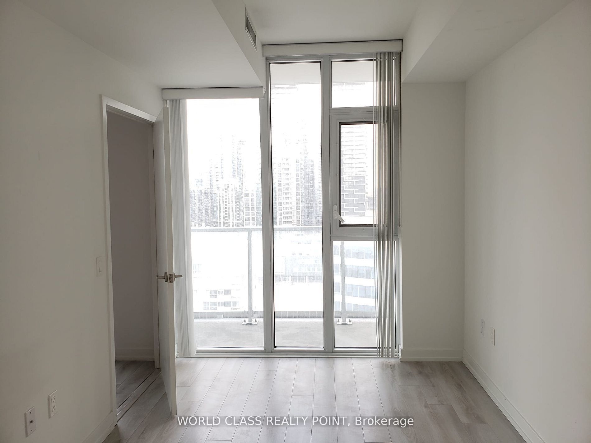 33 Helendale Avenue 1404, Toronto, ON M4R 0A4 photo 3