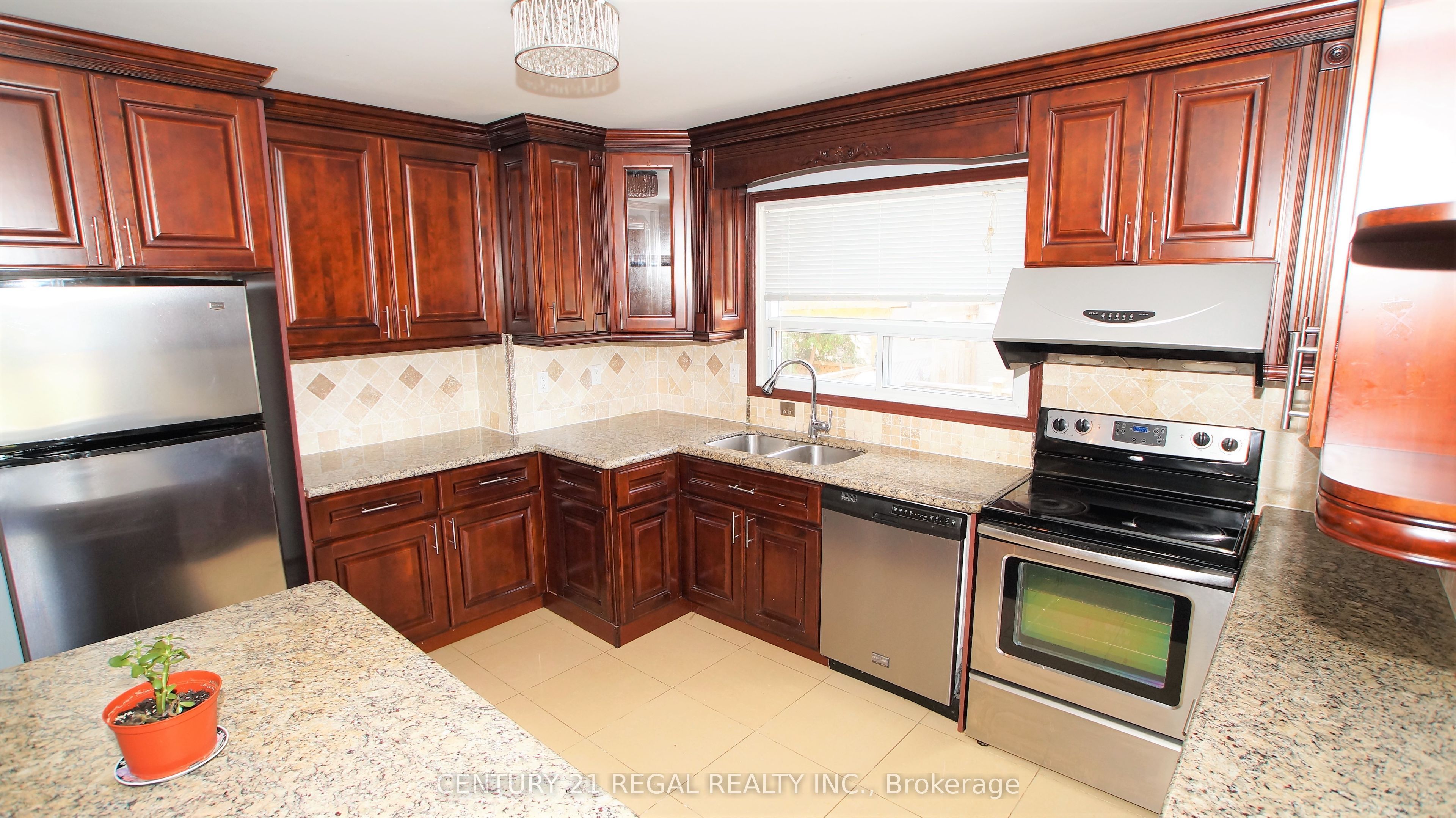 32 Niantic Crescent Main, Toronto, ON M3A 2H7