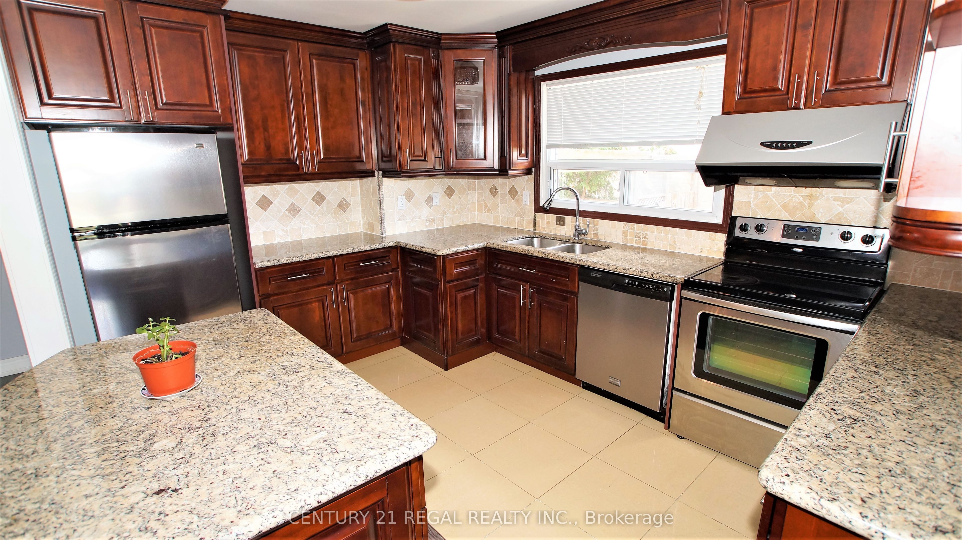 32 Niantic Crescent Main, Toronto, ON M3A 2H7 photo 2