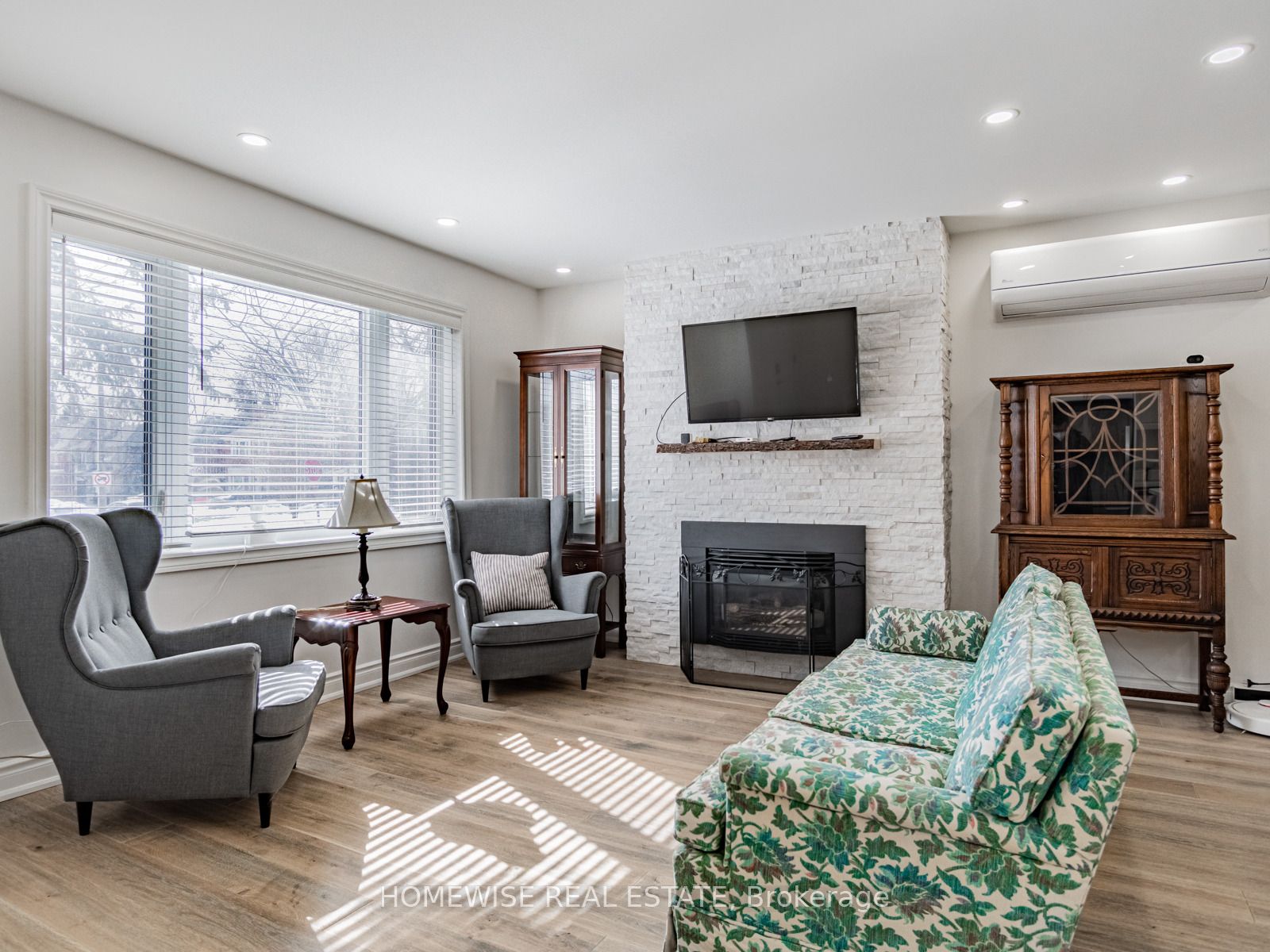 86 Fairleigh Crescent, Toronto, ON M6C 3R9 photo 3