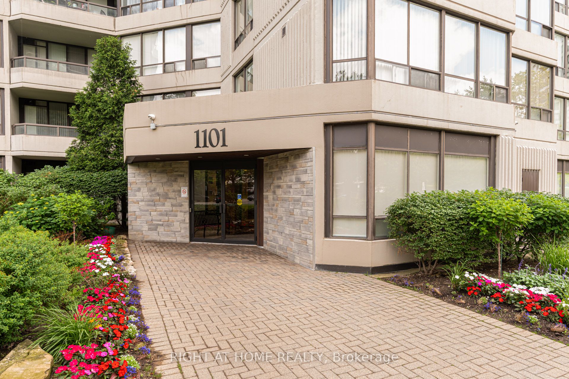 1101 Steeles Avenue W 411, Toronto, ON M2R 3W5 photo 2