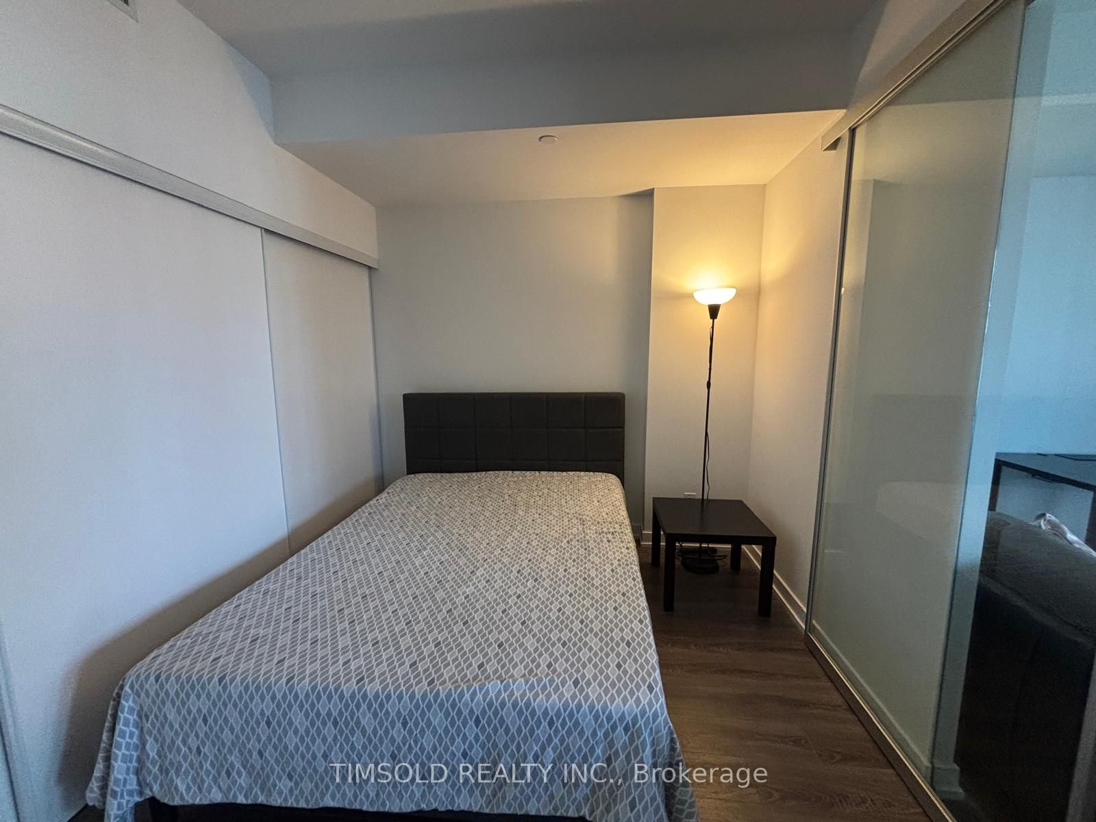 20 Edward Street 1621, Toronto, ON M5G 0C5 photo 4