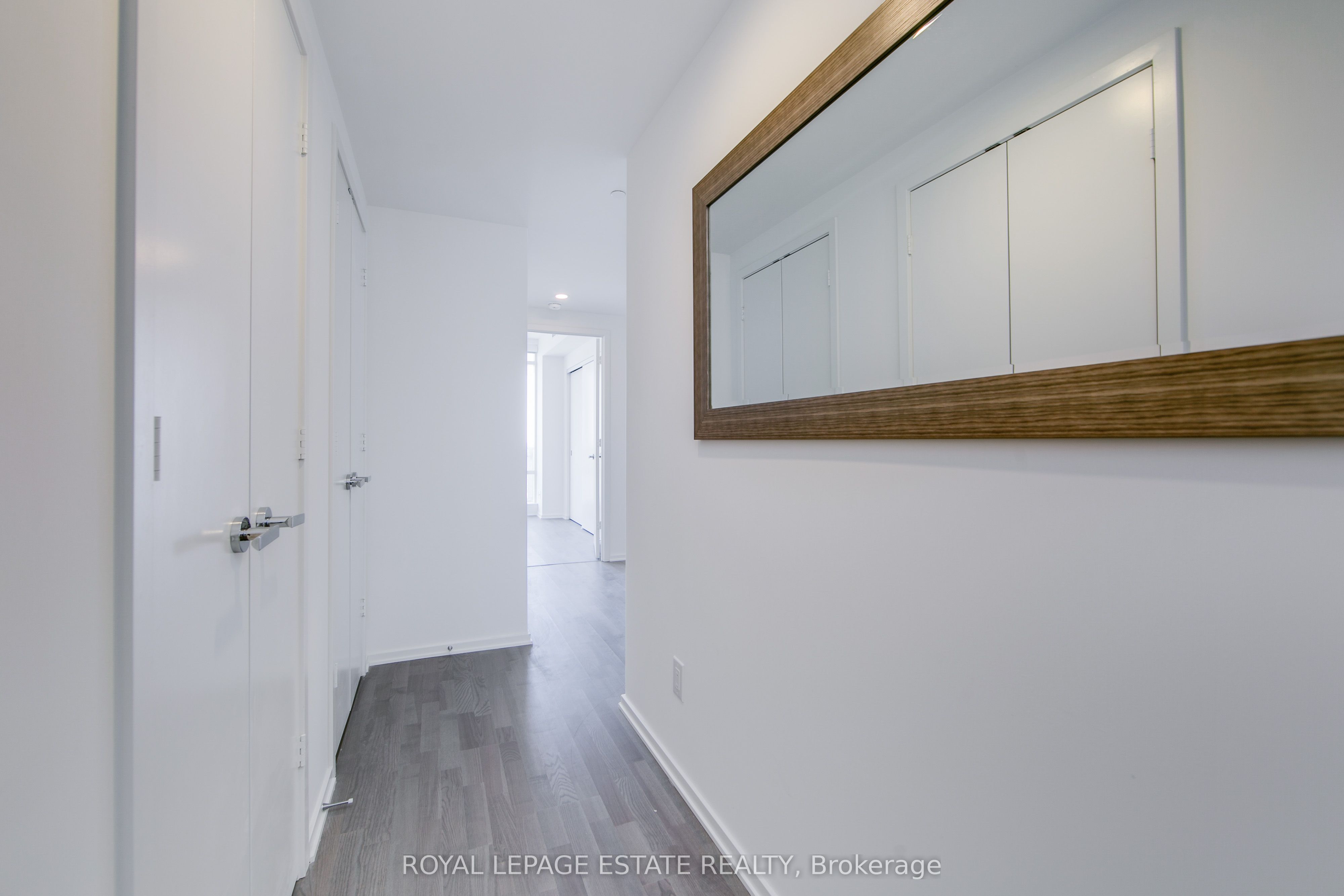 1 Bloor Street E 3010, Toronto, ON M4W 1A9 photo 2