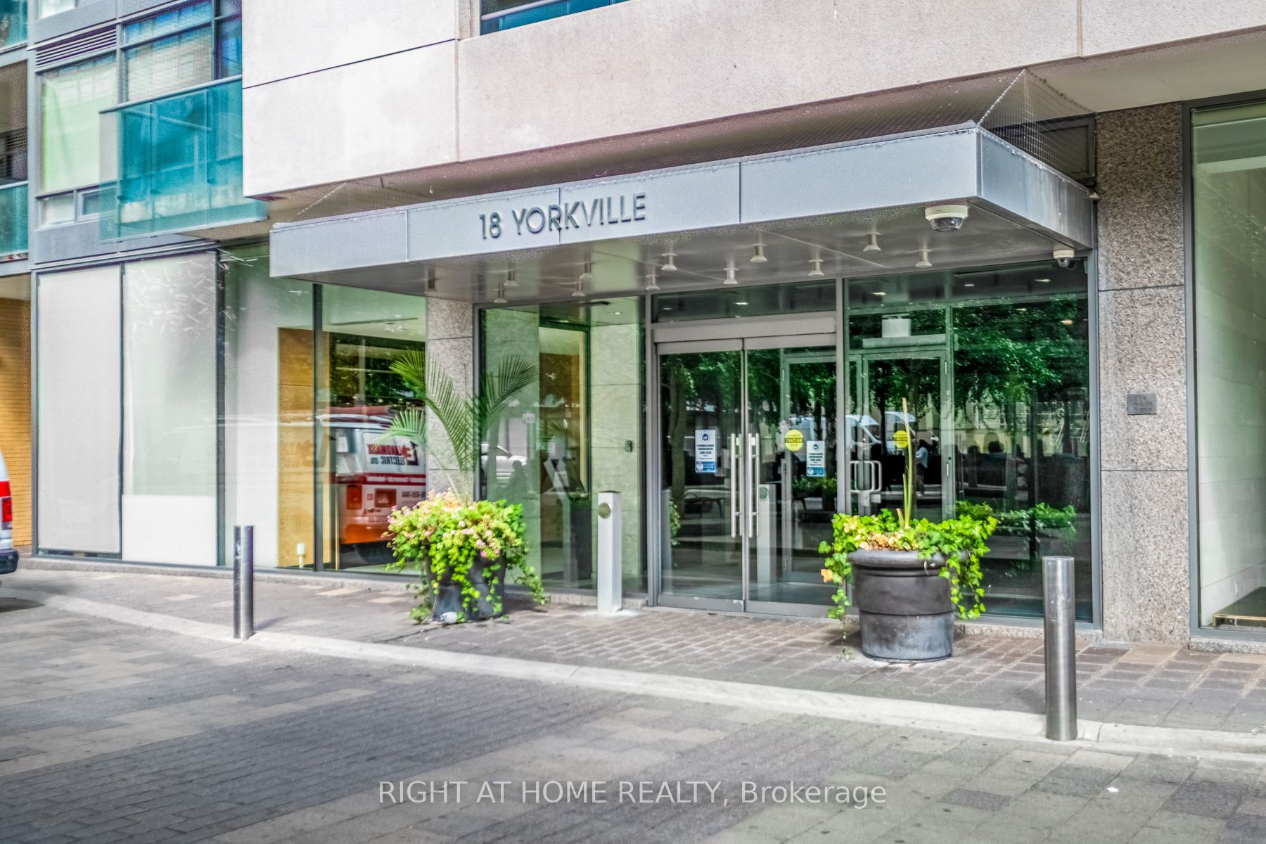 18 Yorkville Avenue 305, Toronto, ON M4W 3Y8