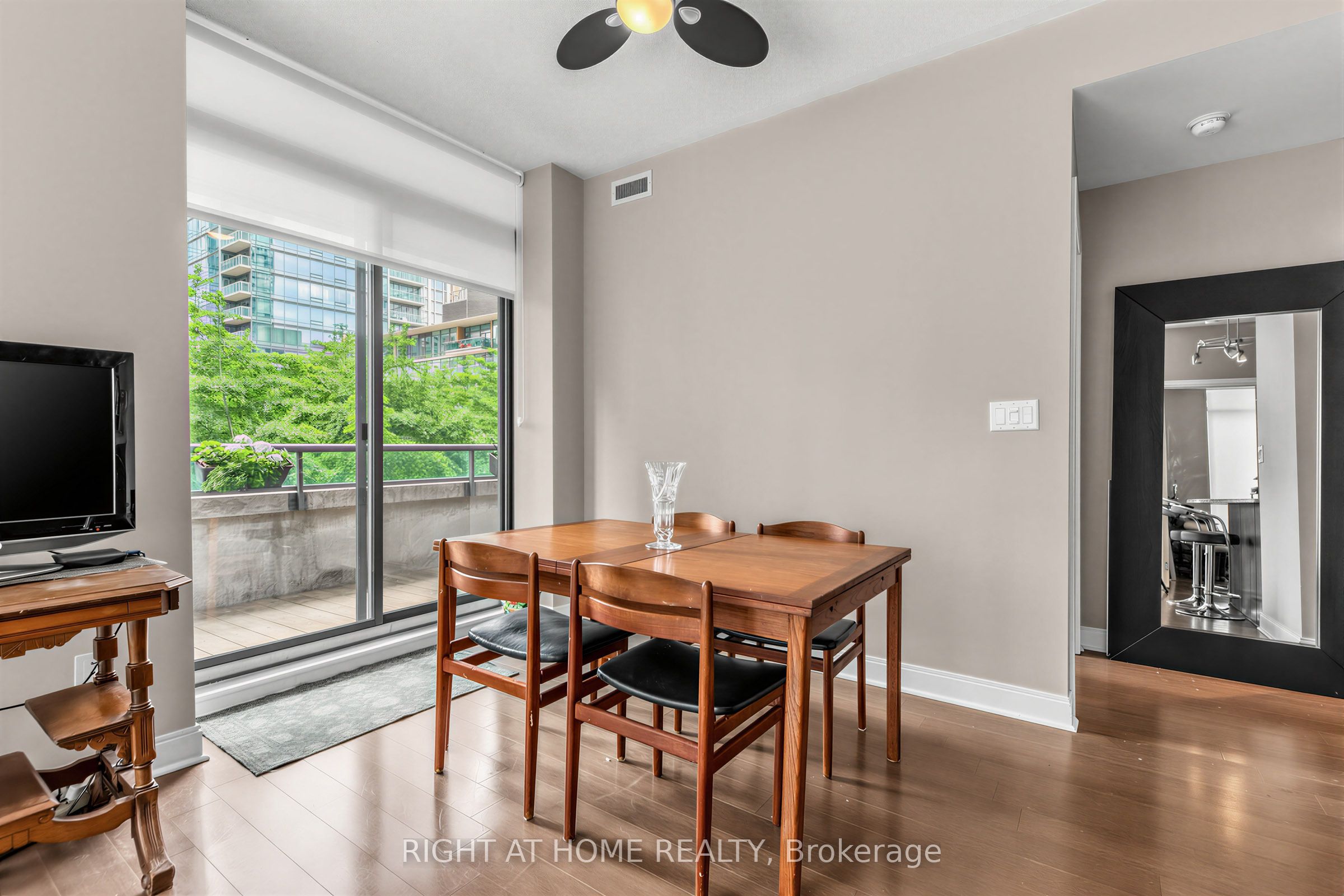 18 Yorkville Avenue 305, Toronto, ON M4W 3Y8 photo 4