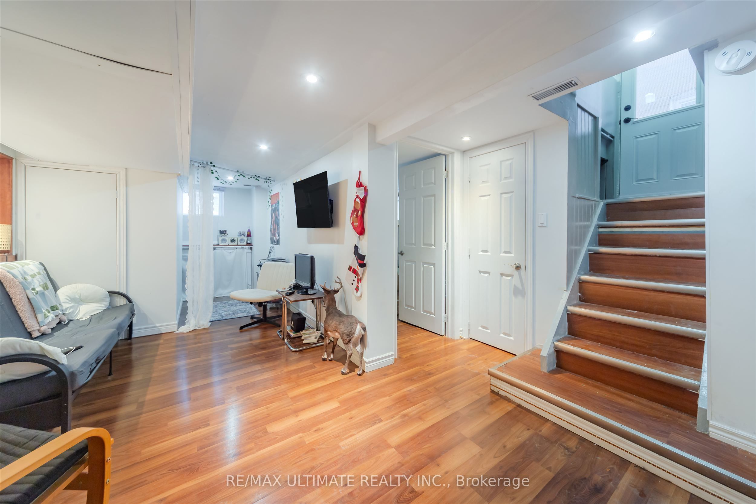 46 Lorindale Avenue Lower, Toronto, ON M5M 3C2 photo 2