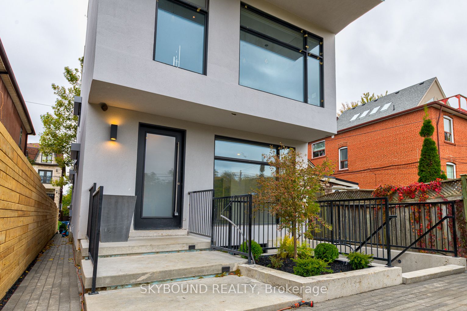 531 Arlington Avenue Main, Toronto, ON M6C 3A6 photo 2
