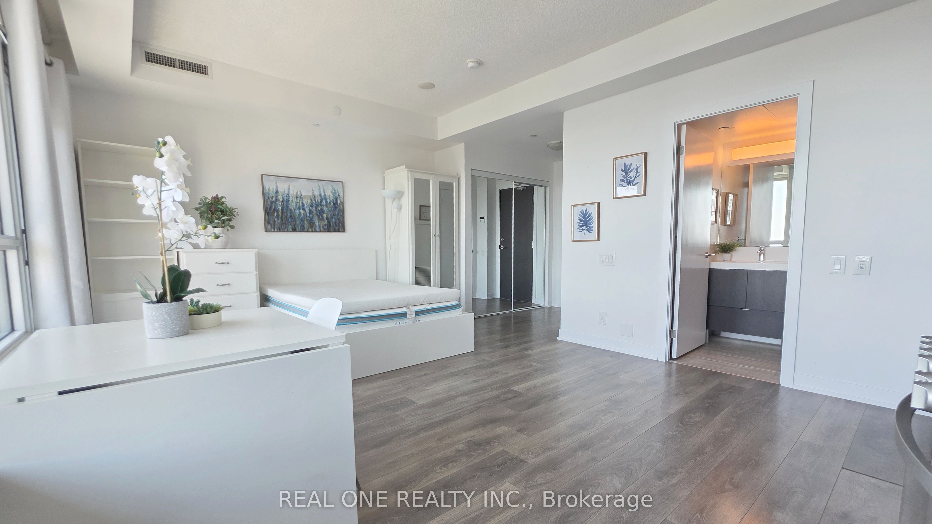365 Church Street 2408, Toronto, ON M5B 1Z9 photo 4