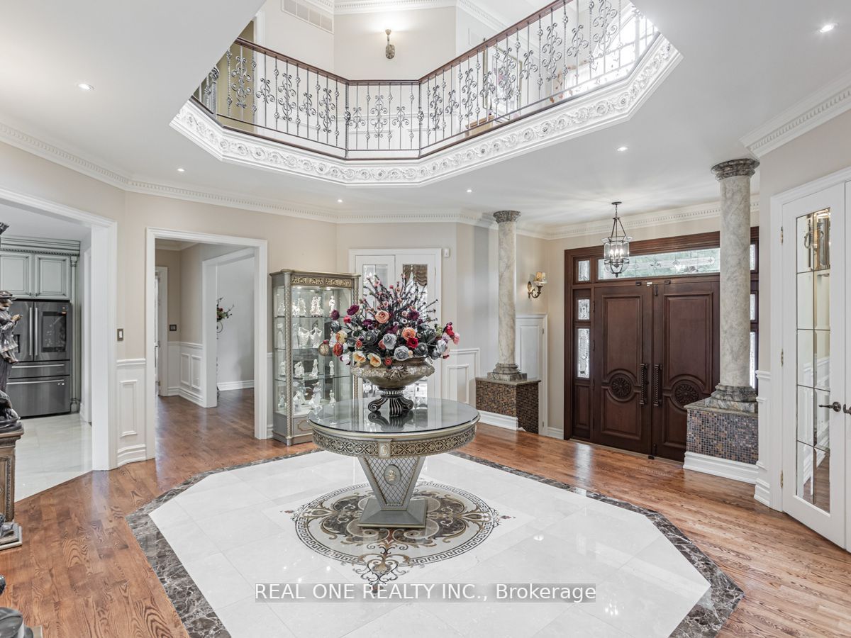 15 Royal Oak Drive, Toronto, ON M3C 2M3 photo 2