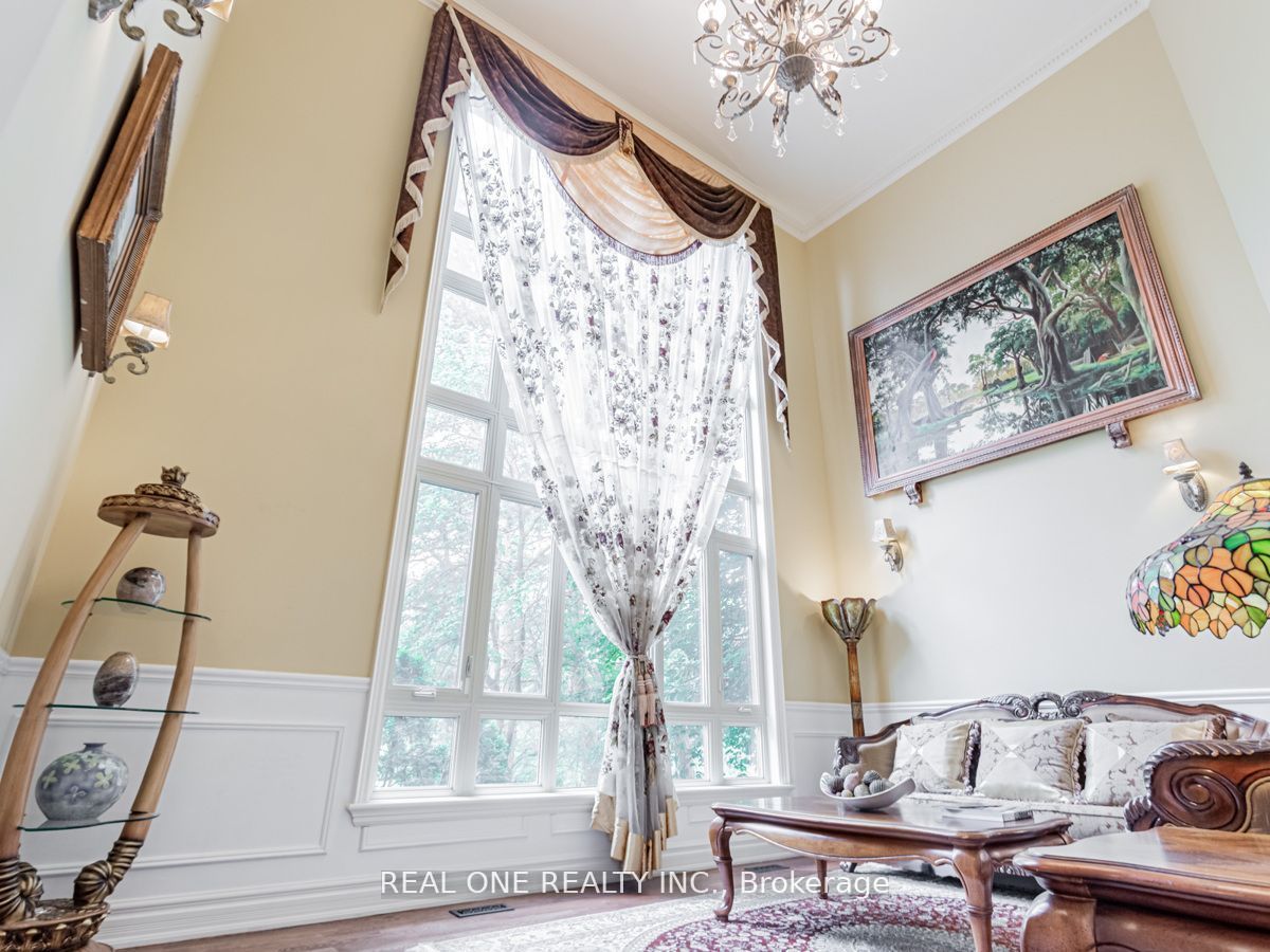 15 Royal Oak Drive, Toronto, ON M3C 2M3 photo 4