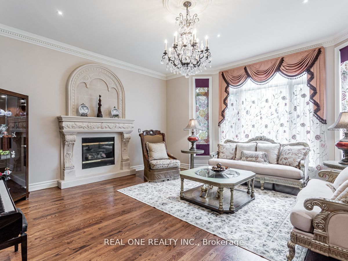 15 Royal Oak Drive, Toronto, ON M3C 2M3 photo 5