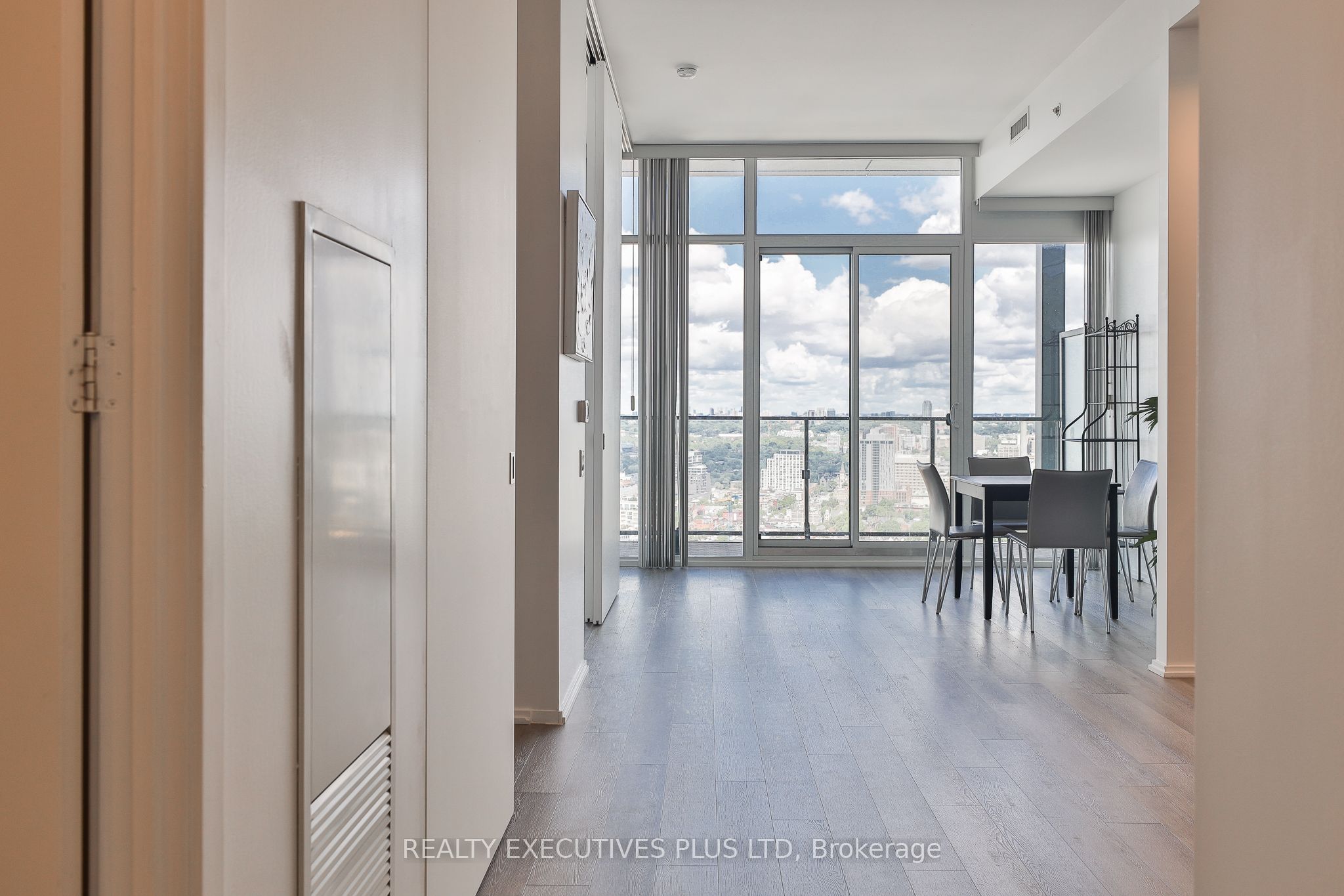 125 Peter Street 3604, Toronto, ON M5V 0M2