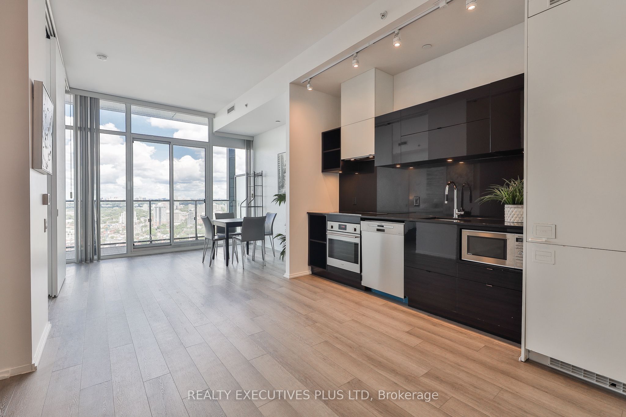 125 Peter Street 3604, Toronto, ON M5V 0M2 photo 3
