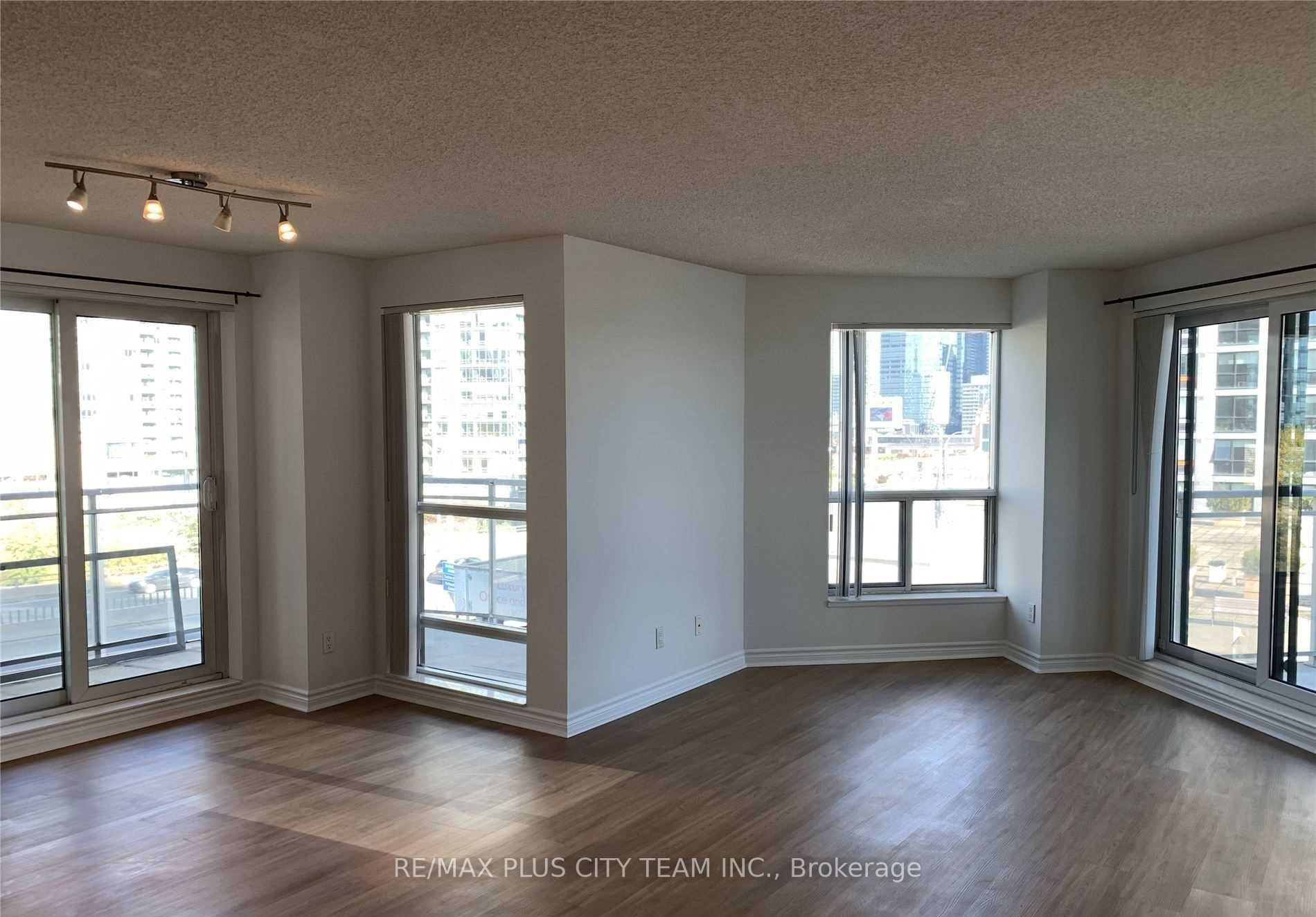410 Queens Quay Way 709, Toronto, ON M5V 2Z3 photo 2