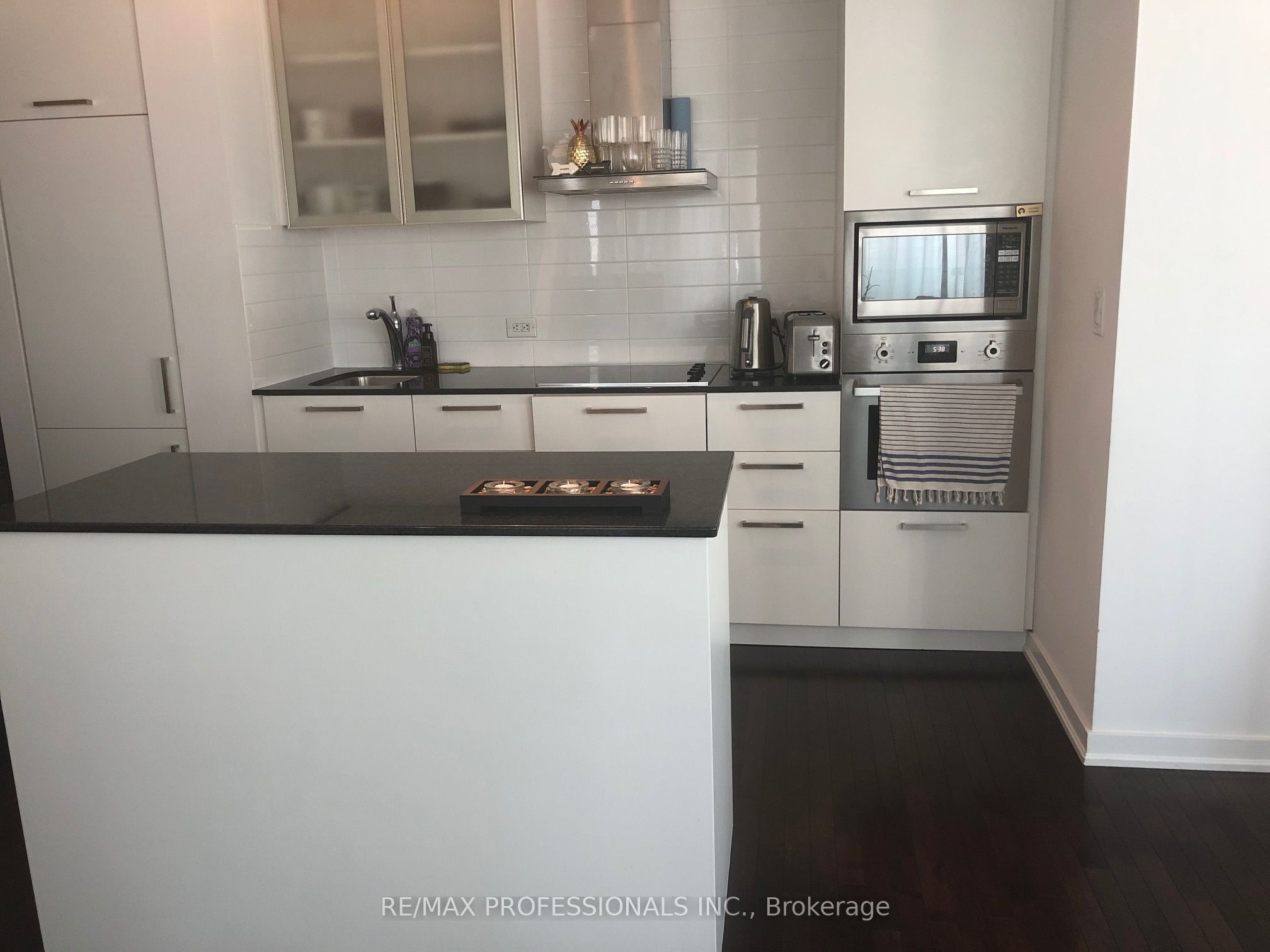 12 York Street 402, Toronto, ON M5J 2Z2 photo 3